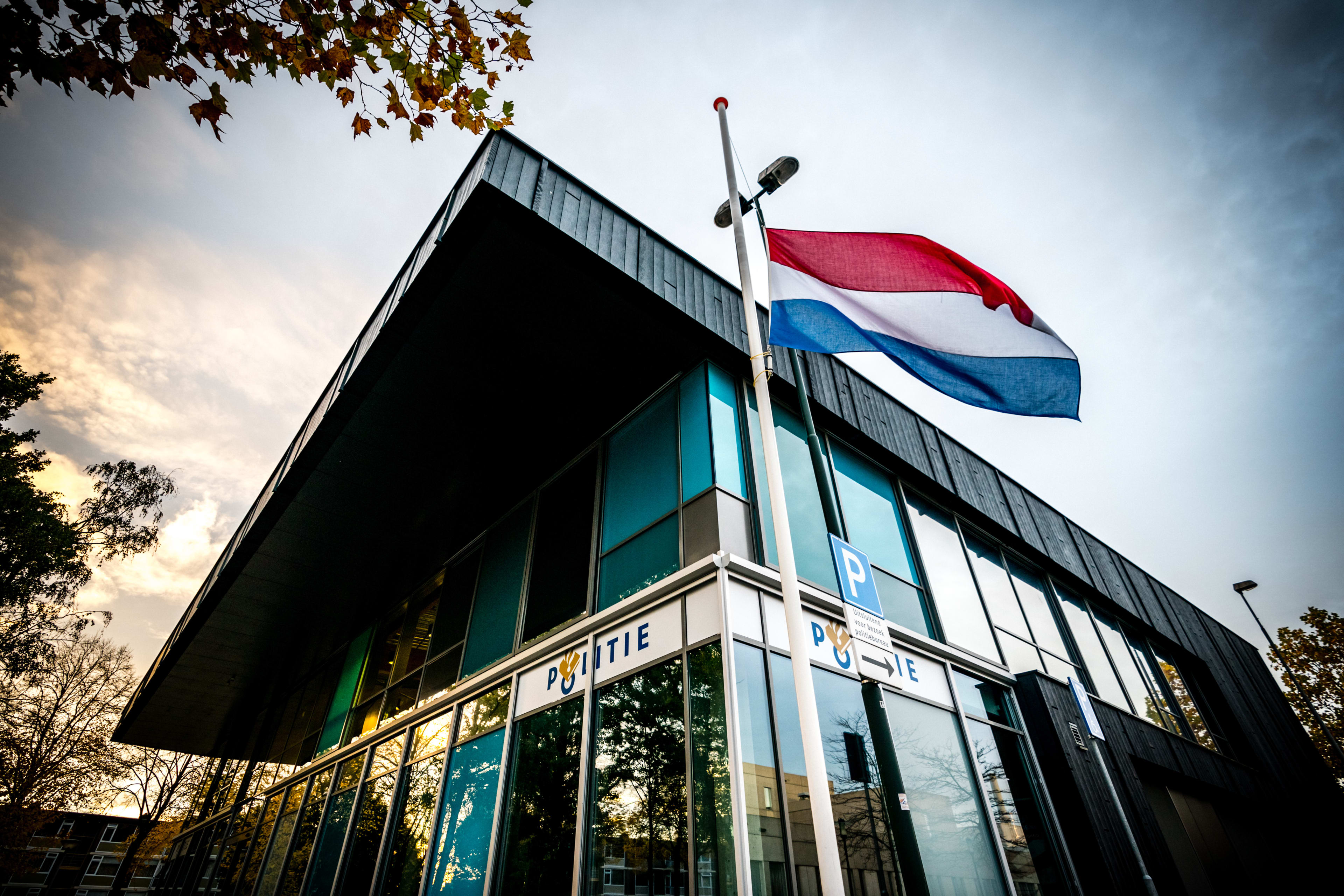 Politiebureaus in hele land hangen vlaggen halfstok ter nagedachtenis