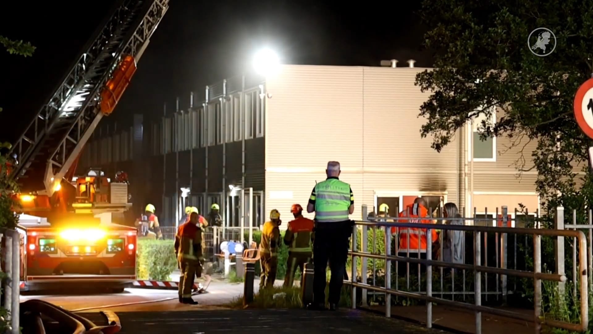 Uitslaande brand in toekomstig azc in Haarlem, veel hulpdiensten ter plaatse