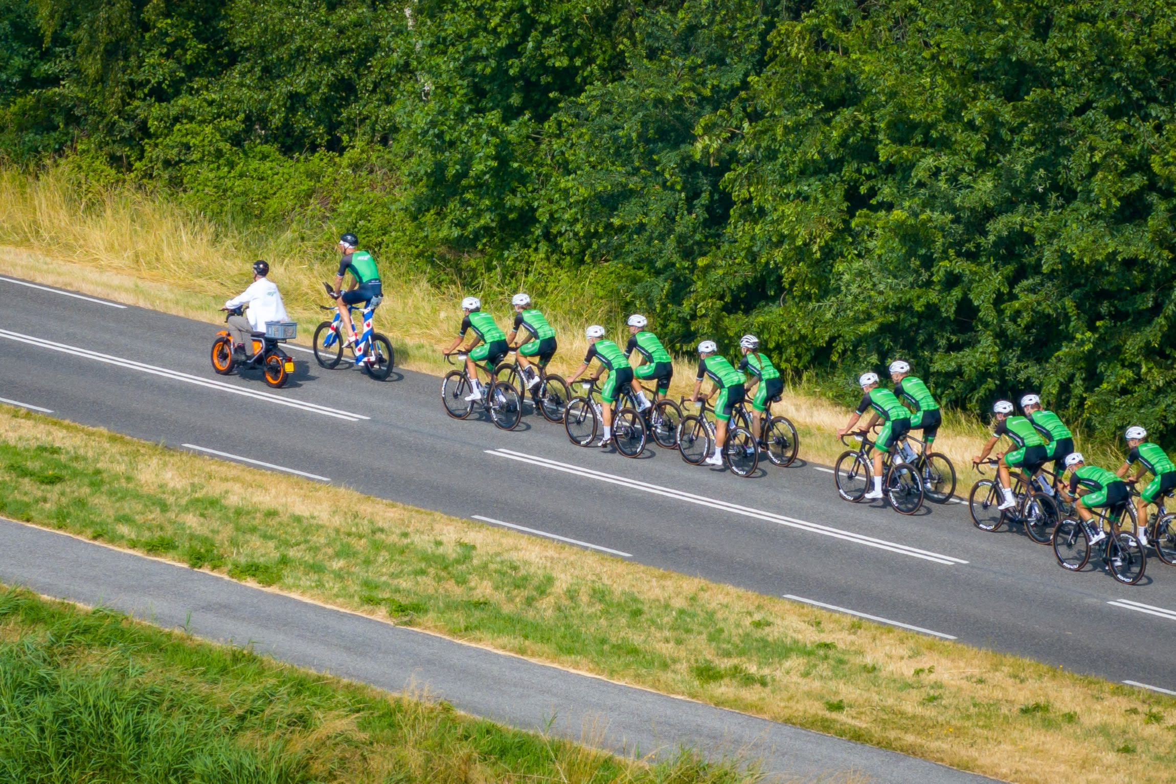 In de pedalen: Maarten van der Weijden zet Elfstedentriatlon voort op de fiets