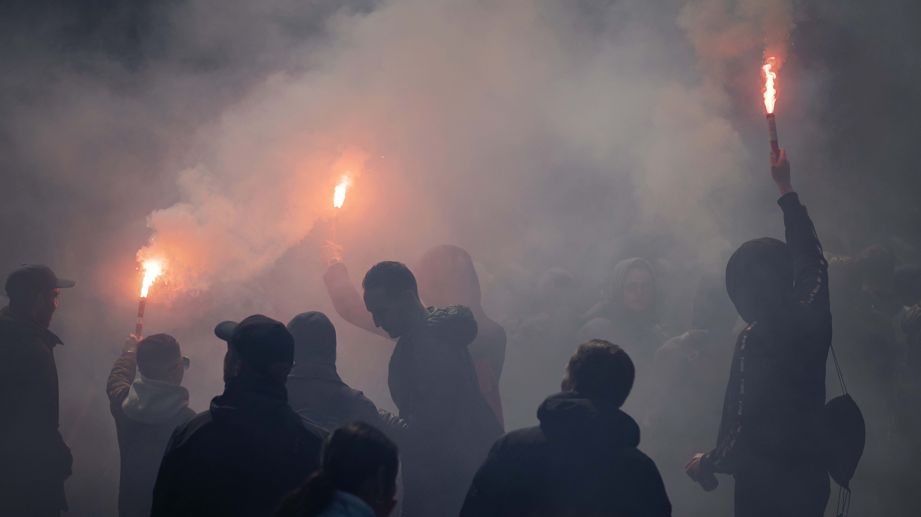 Scherpere regels KNVB al na één dag uitgevoerd: MVV-fans gooien vuurwerk op veld