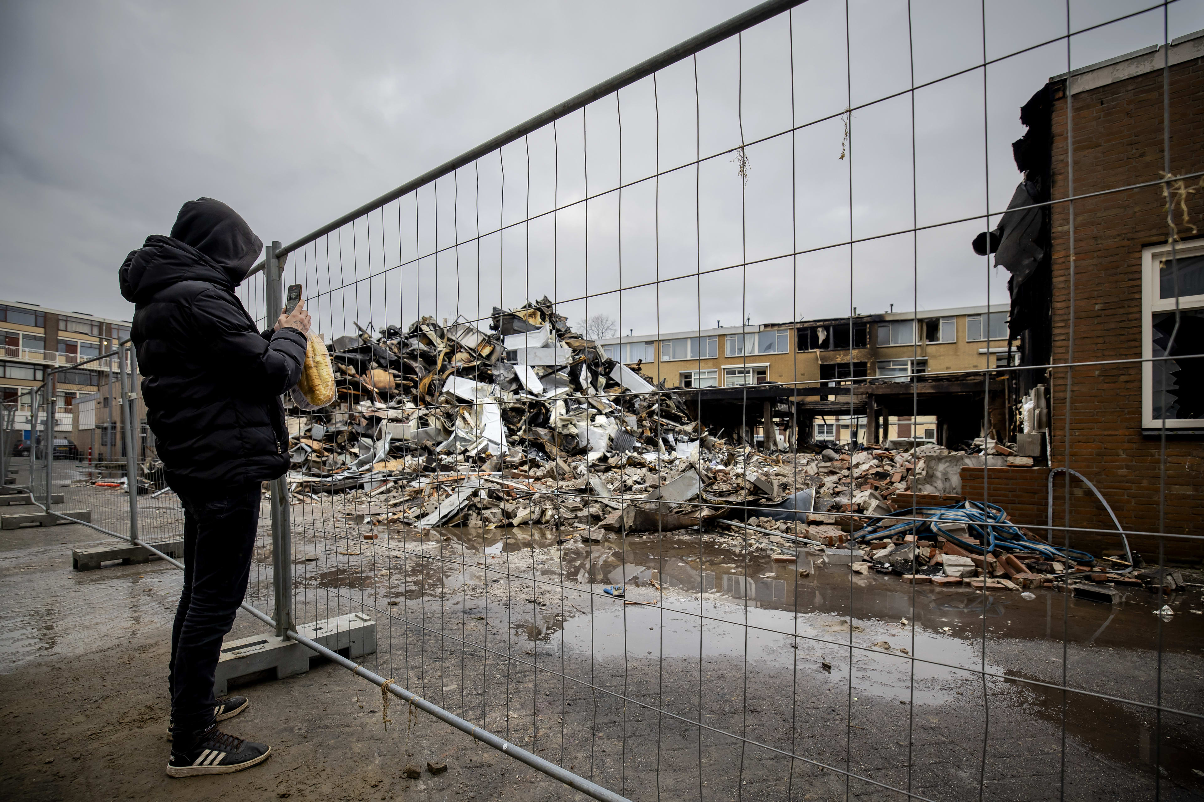 Mannen klimmen over hek bij sloop door explosie getroffen pand Rotterdam