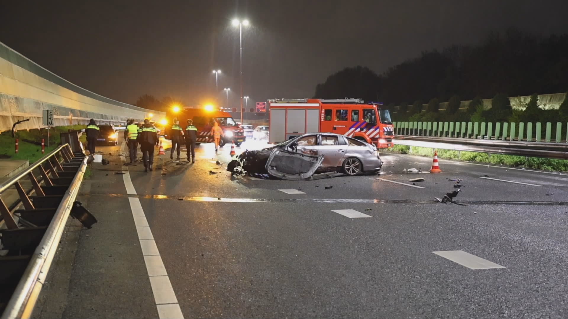 Zwaargewonde en ravage op A13 bij Delft na bizarre crash