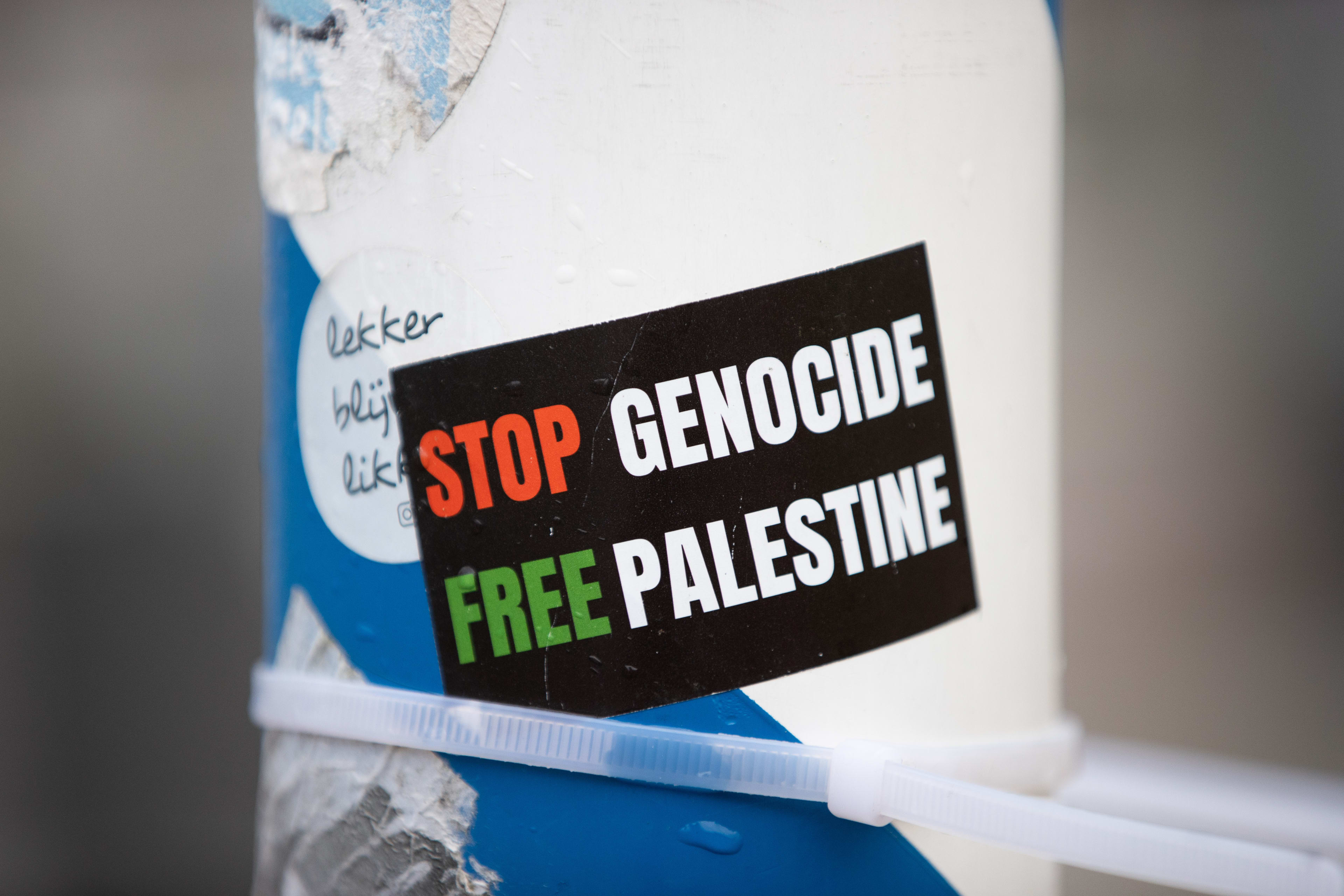 Amsterdam waarschuwt: laat 'Free Palestine'-stickers zitten na vondst scheermesjes