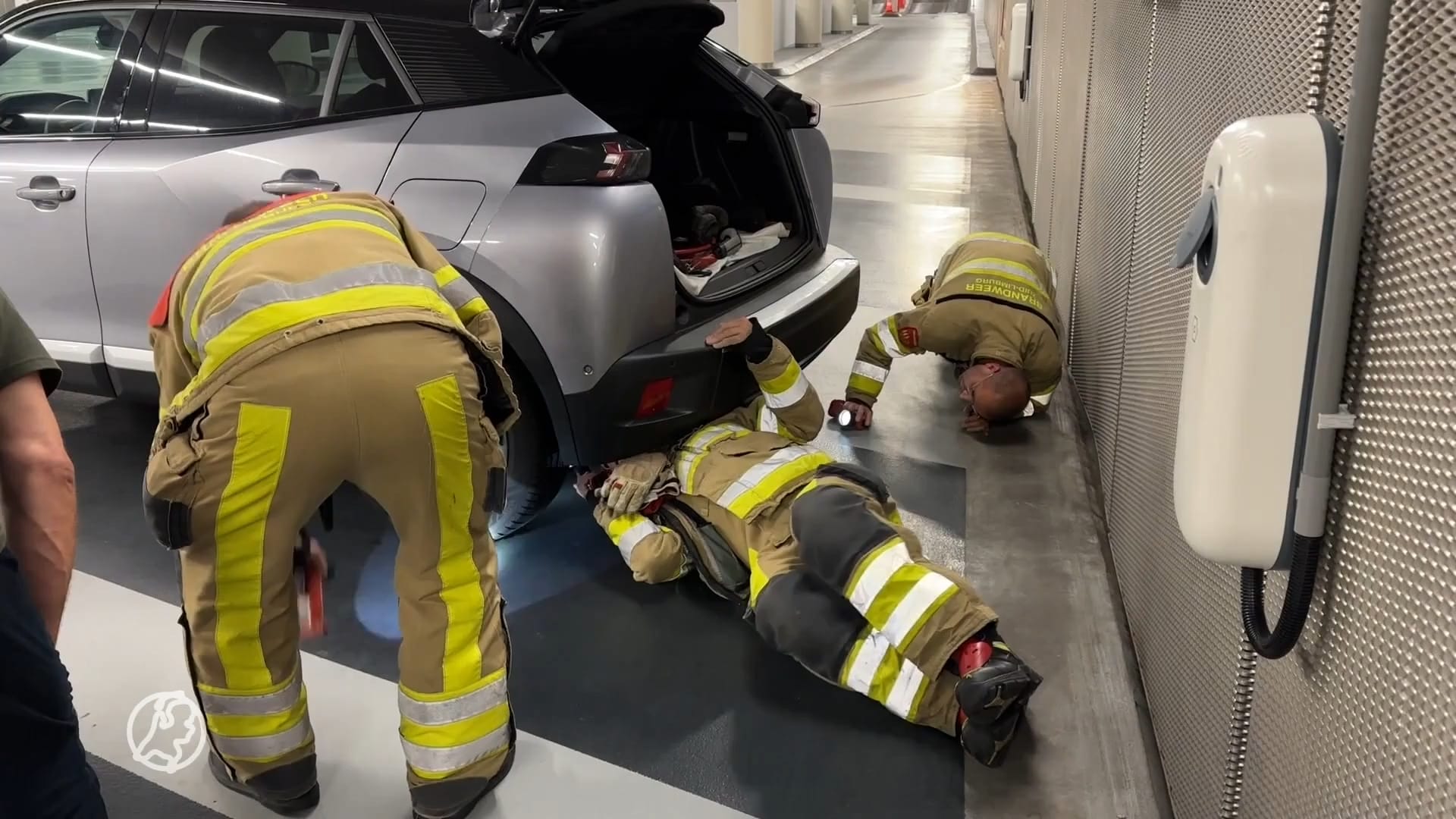 Kitten gered uit achterwiel van auto in parkeergarage Maastricht