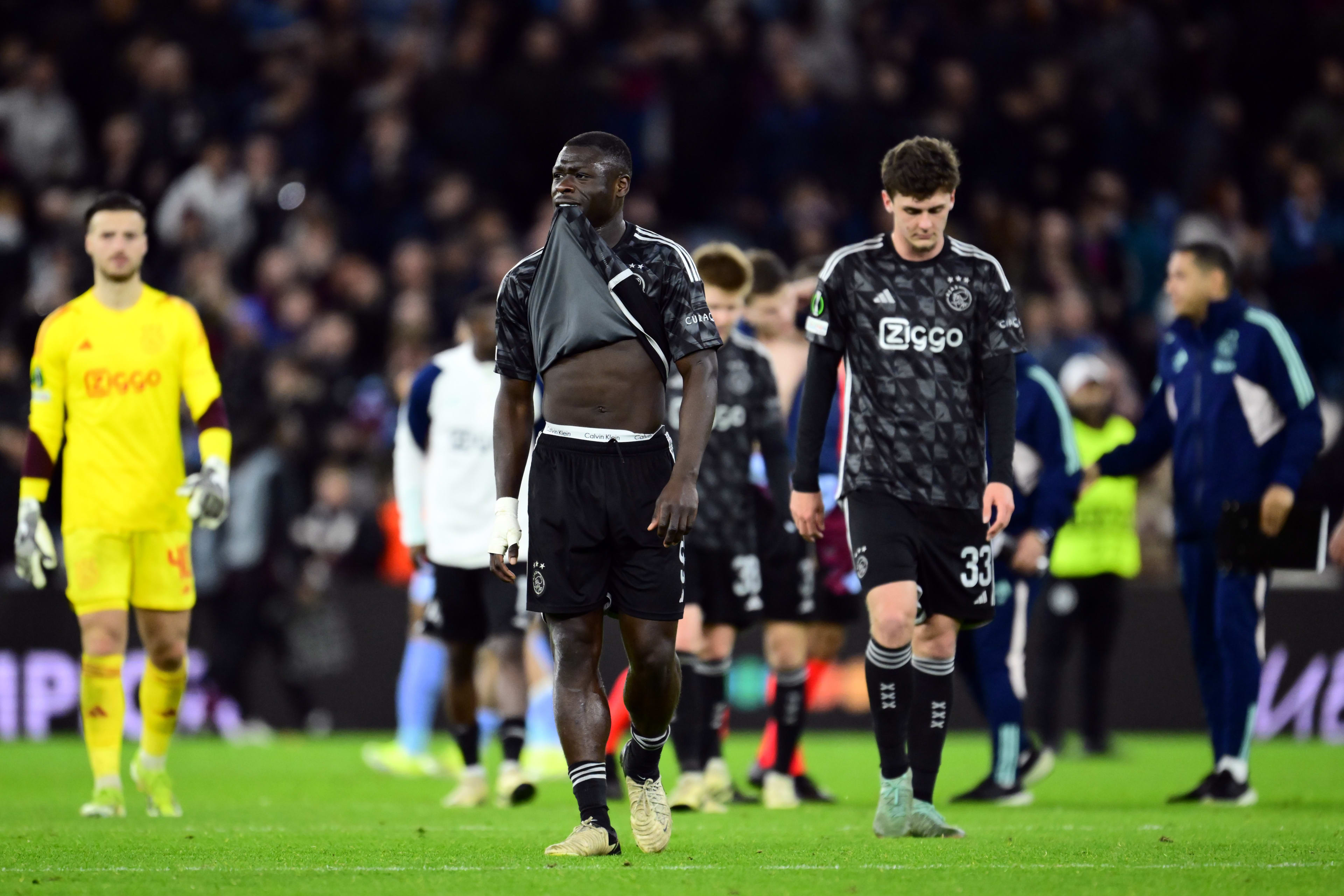Ajax uitgeschakeld in Europa na harde afstraffing bij Aston Villa