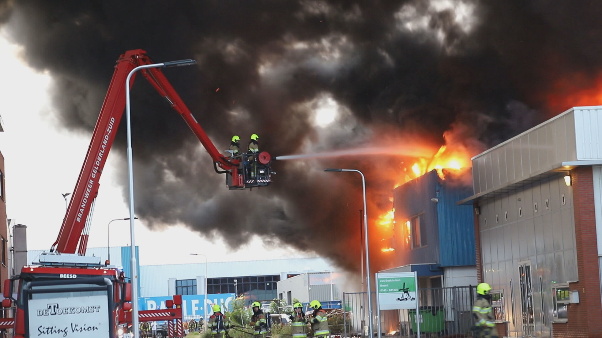 Mogelijk drugslab ontdekt na grote brand in bedrijfspand Beesd