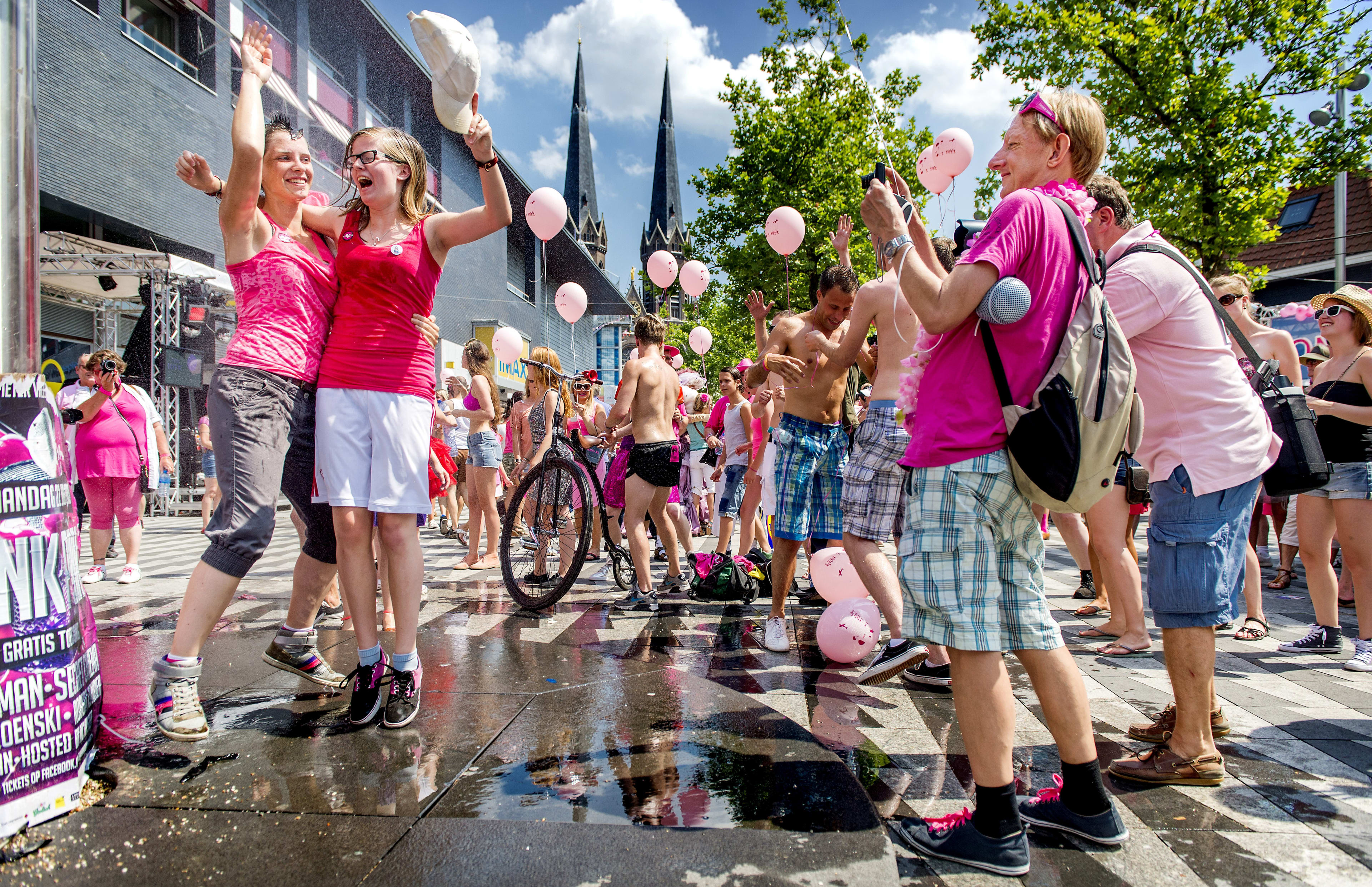 Stralende Roze Maandag op de Tilburgse Kermis, later deze week regenachtig