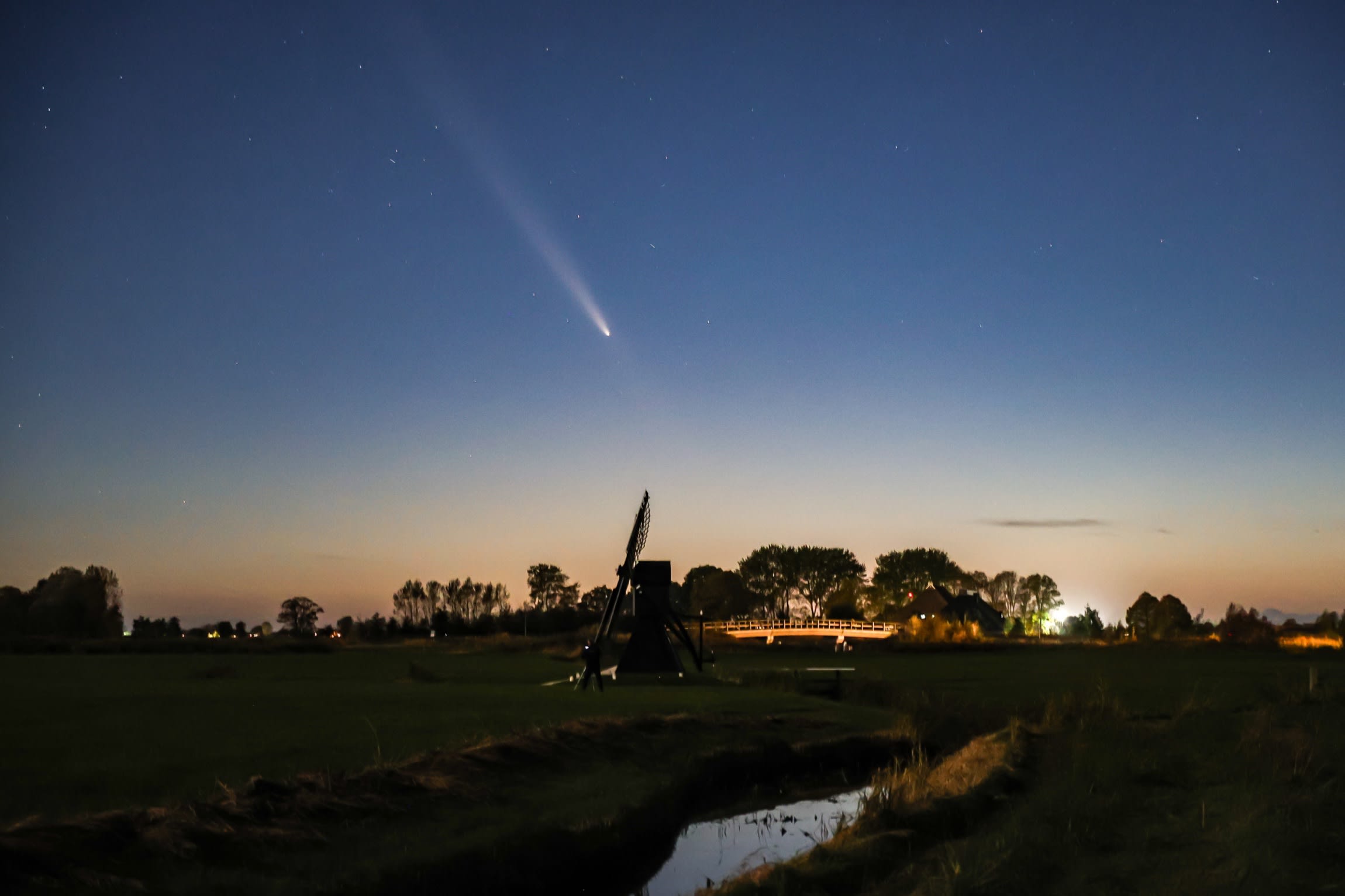 Nederlanders delen massaal foto's van komeet: 'Tot over 80.000 jaar!'
