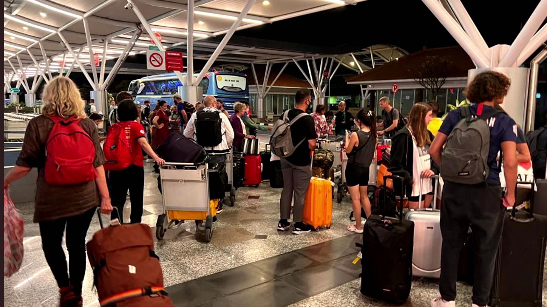 Groep Nederlandse reizigers al dagenlang vast op Bali en Singapore: 'Een en al paniek'