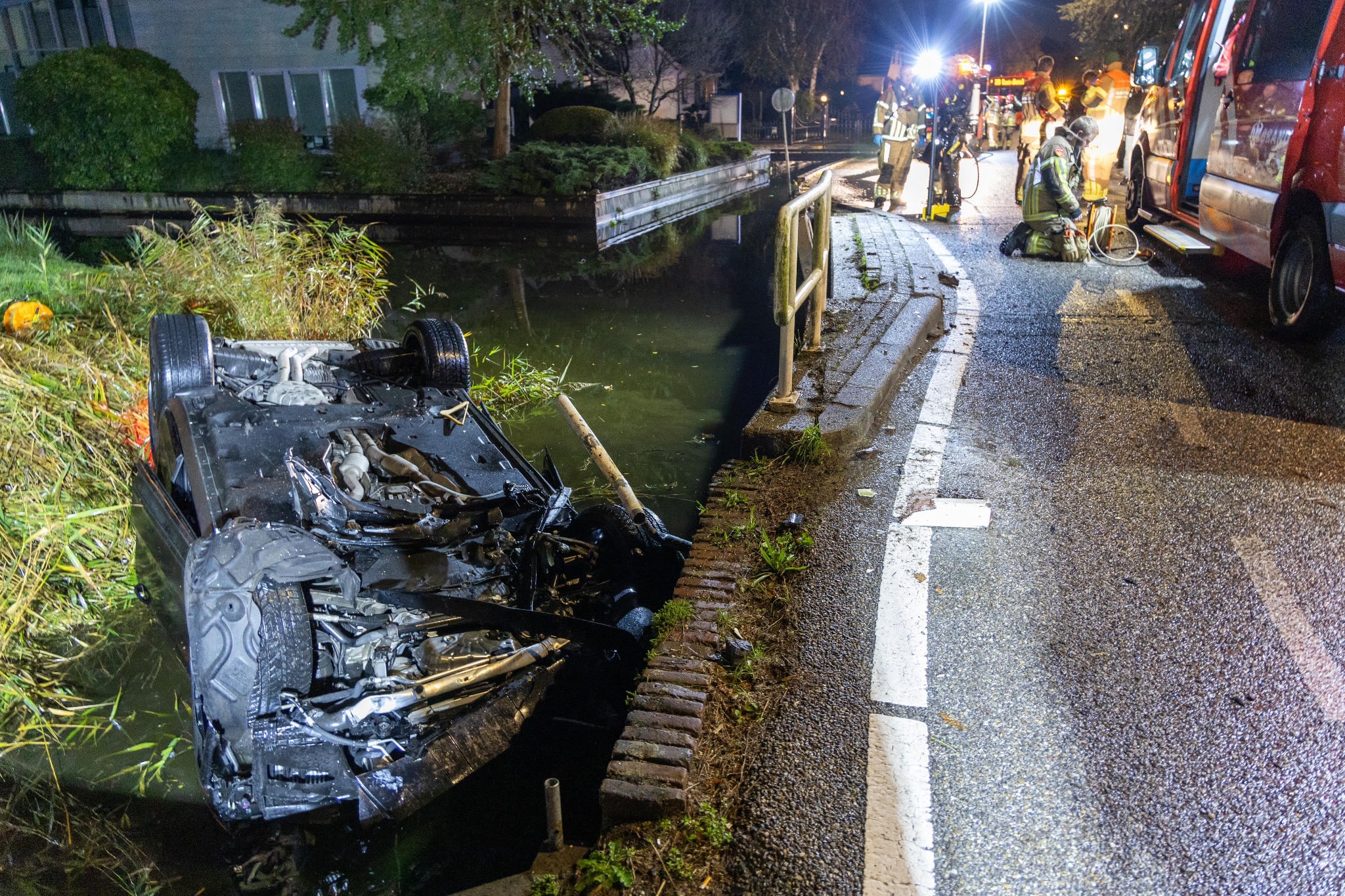 Dure sportauto crasht en belandt op de kop in sloot, bestuurder spoorloos