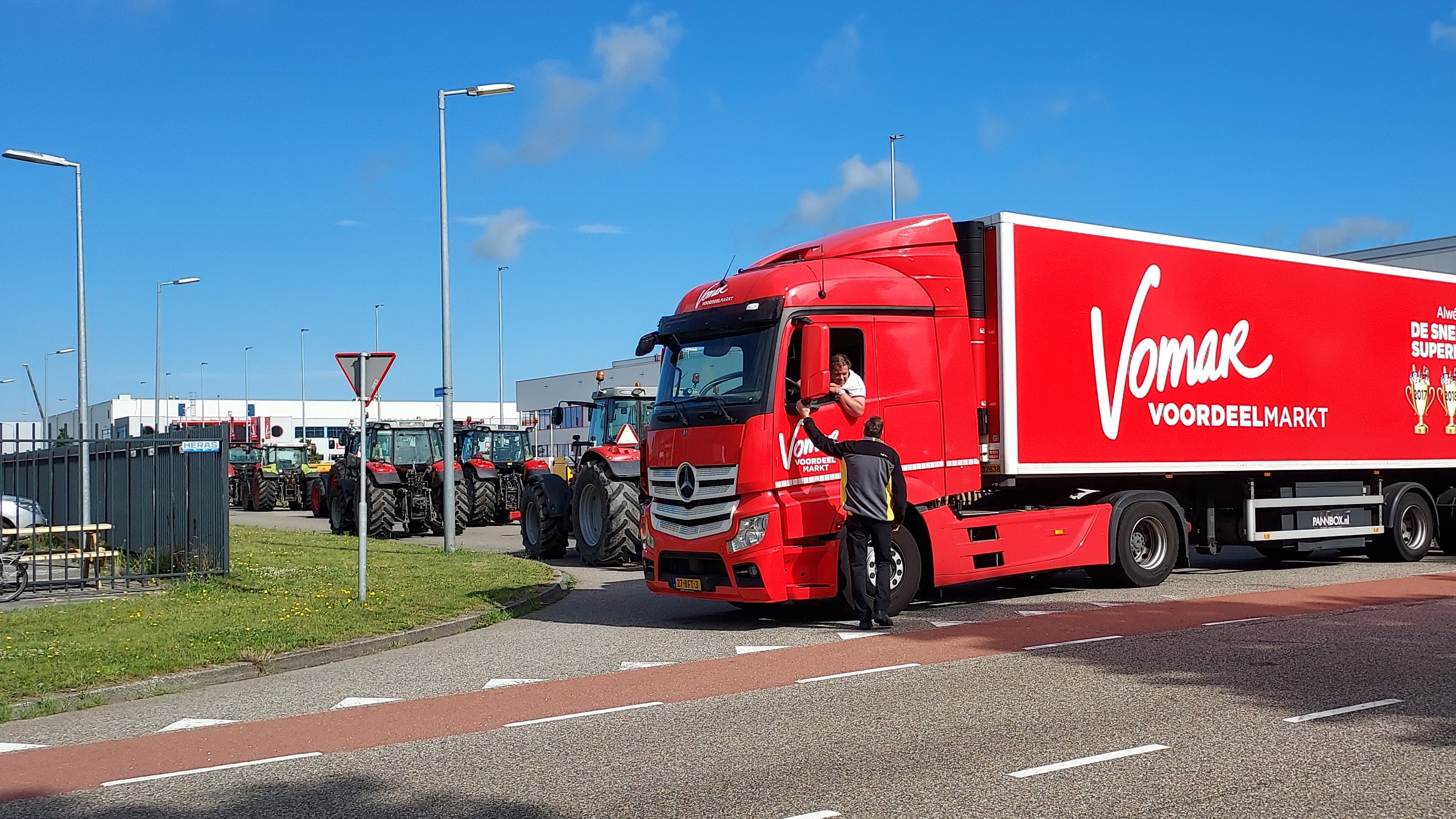 Chauffeurs distributiecentrum Vomar slaan terug en blokkeren trekkers