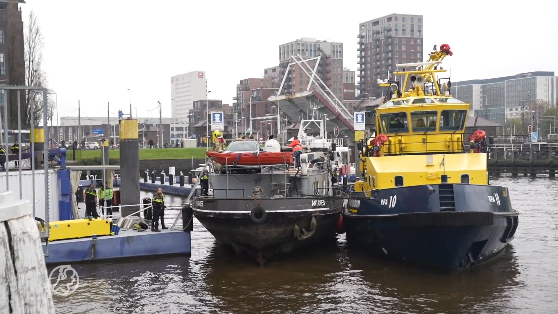 Schipper onwel en bekneld in stuurhut: boot ramt kade en andere boten