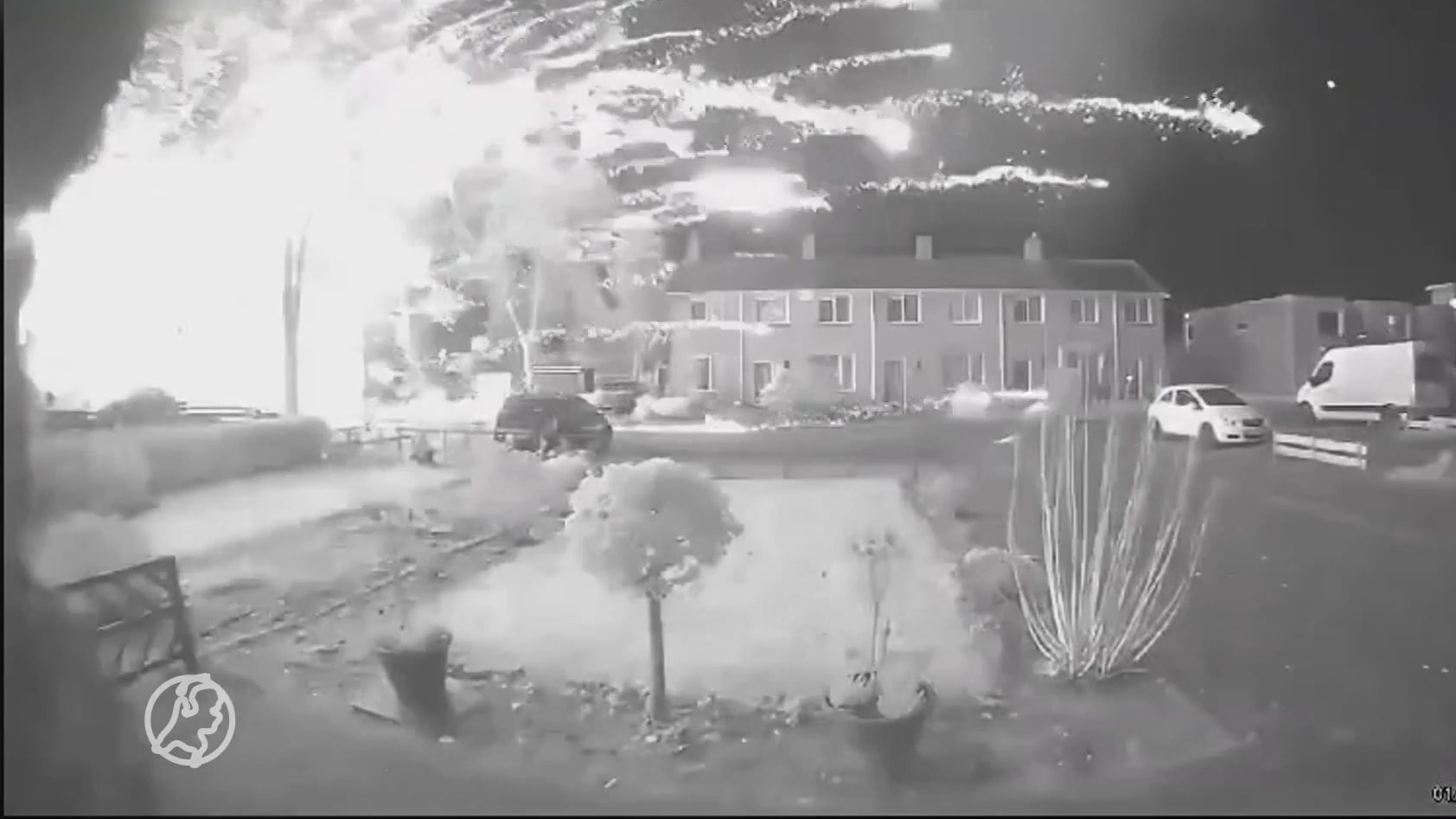 Deurbelcamera filmt verwoestende vuurwerkexplosies in Midwolda