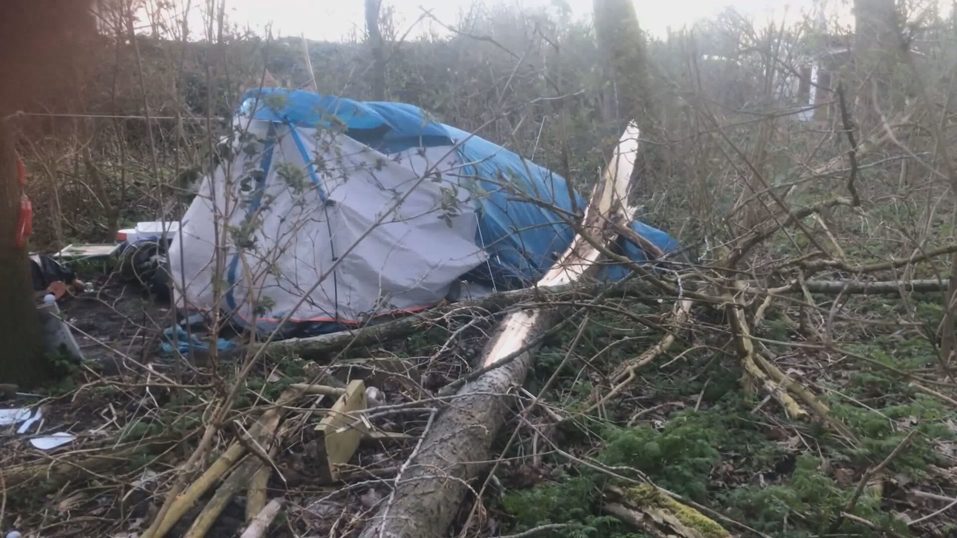 Man in tent komt om het leven door afgebroken tak