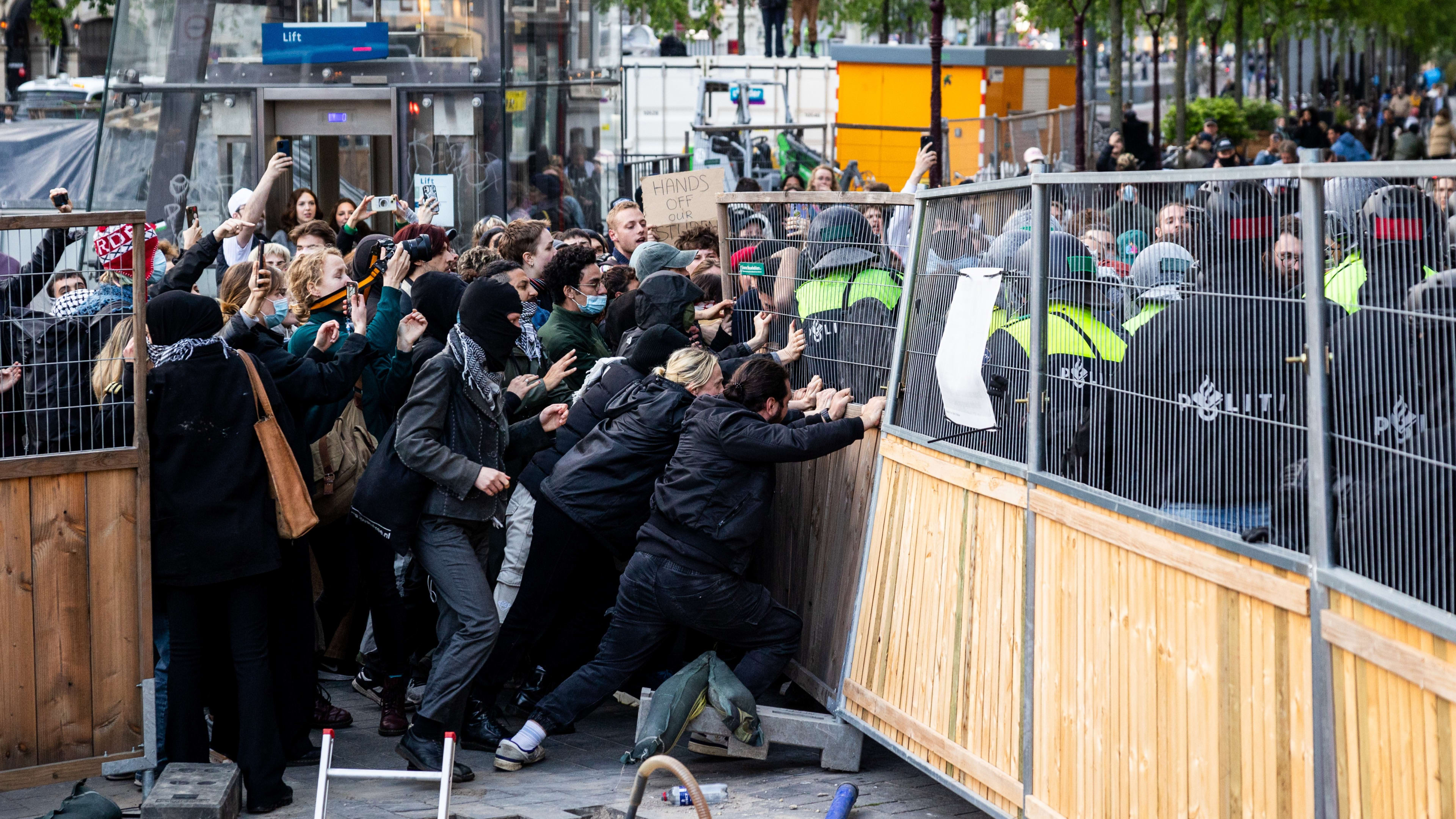 Vijf agenten gewond bij UvA-protest, één agent kreeg ammoniak in ogen