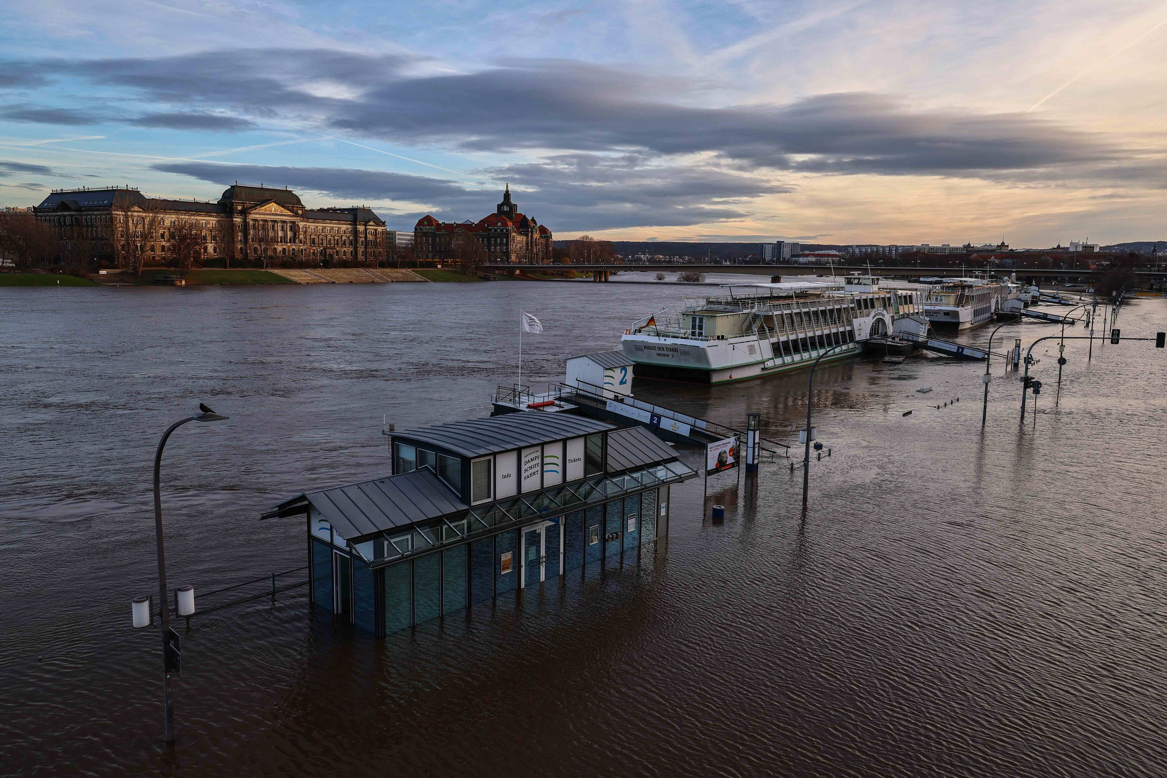 Duitse politie roept Nederlanders op niet naar Duitsland te gaan vanwege overstromingen