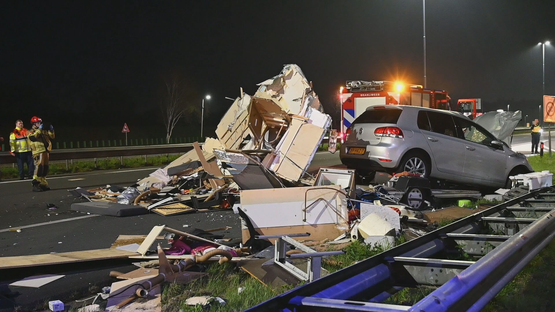 Auto doorboort rijdende caravan op A58