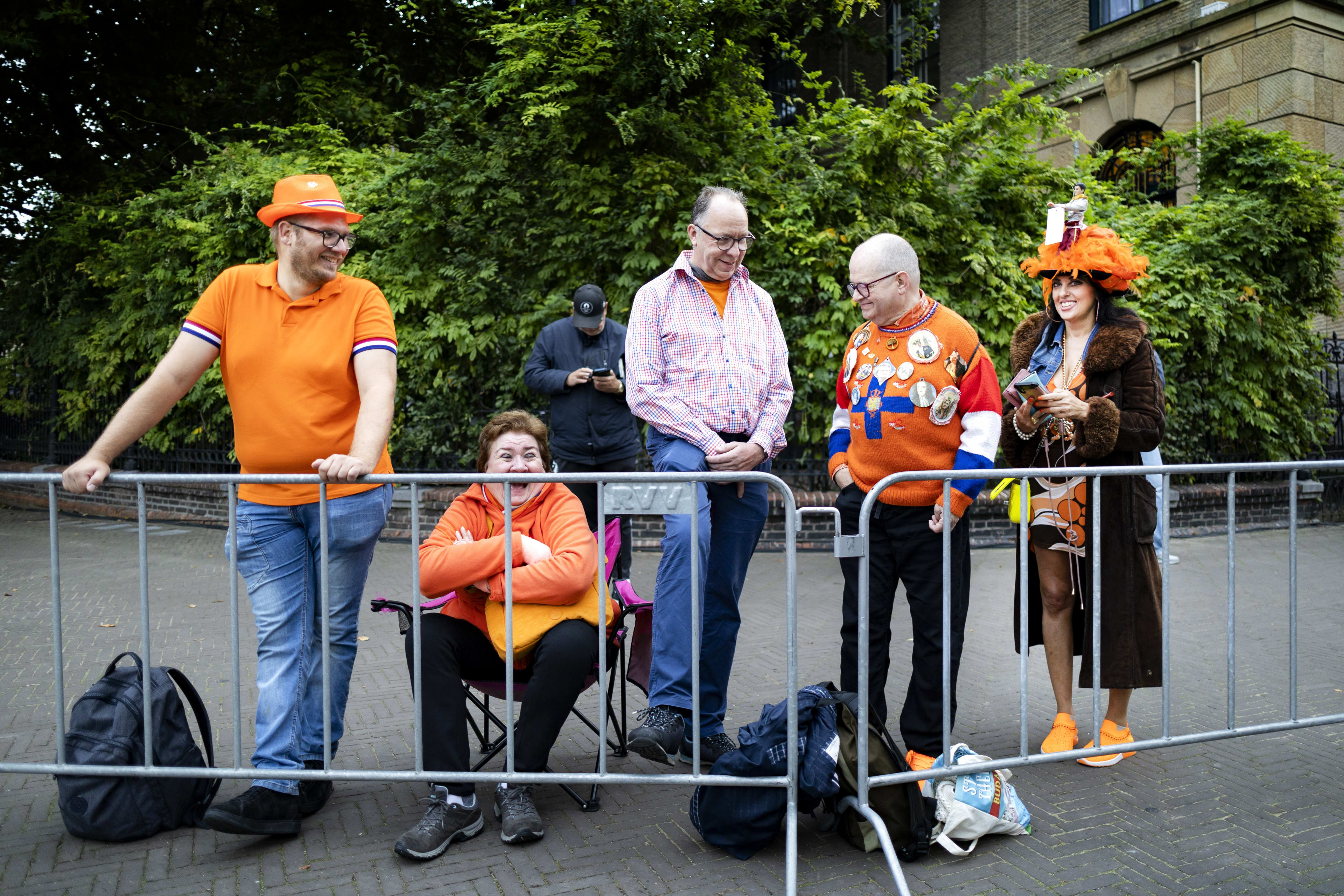 Oranjefans zijn er klaar voor: eersten verzamelen zich al bij Paleis Noordeinde 