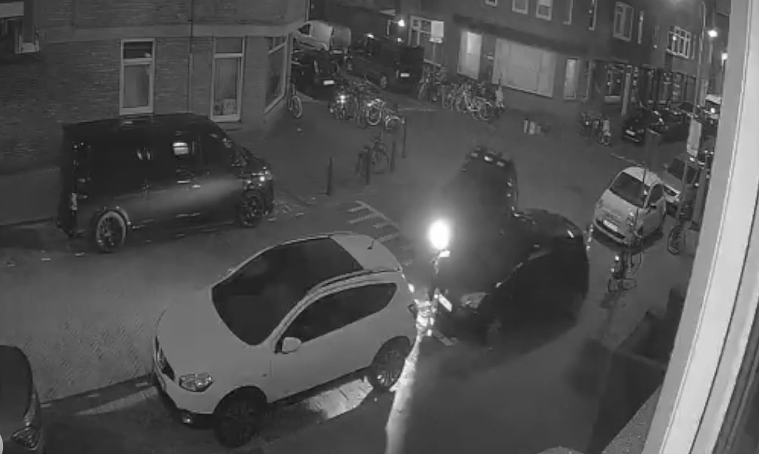 Wildwesttaferelen in Den Haag: vluchtwagen ramt geparkeerde auto's na achtervolging