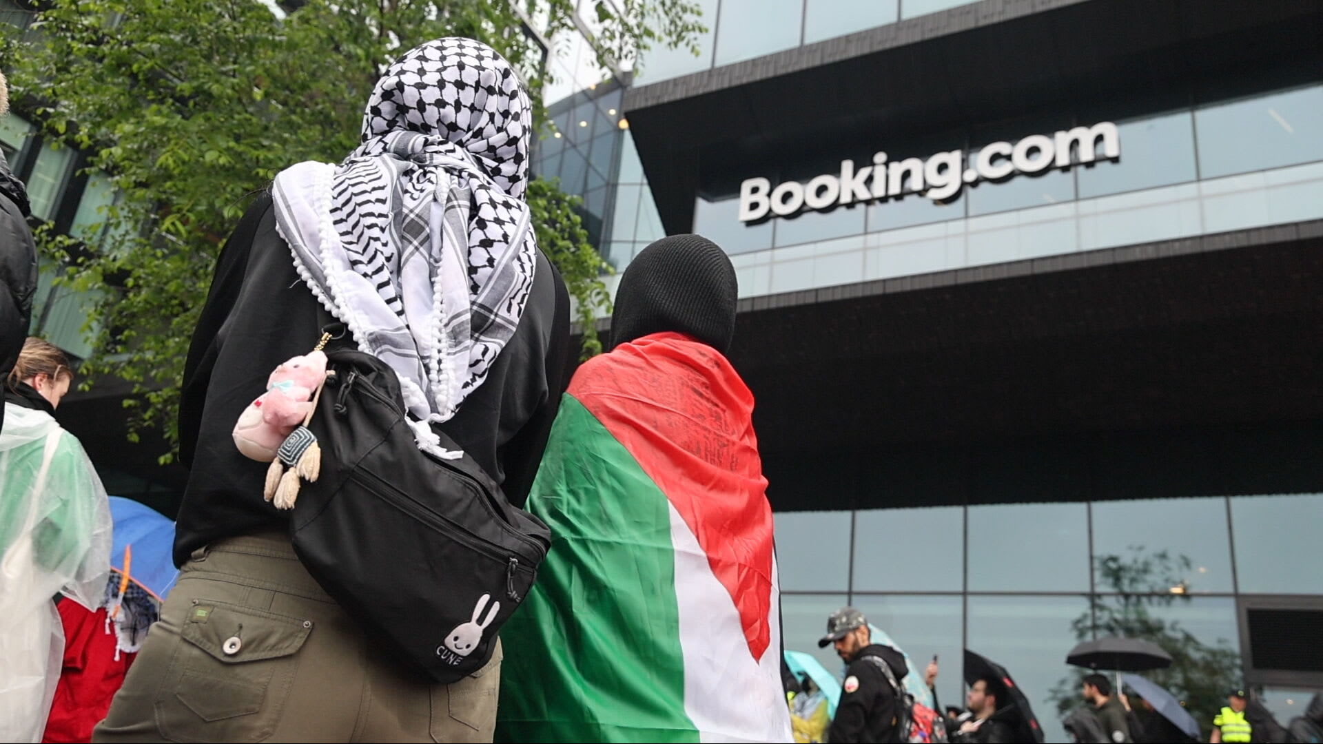 Honderden pro-Palestijnse actievoerders op de stoep bij hoofdkantoor Booking