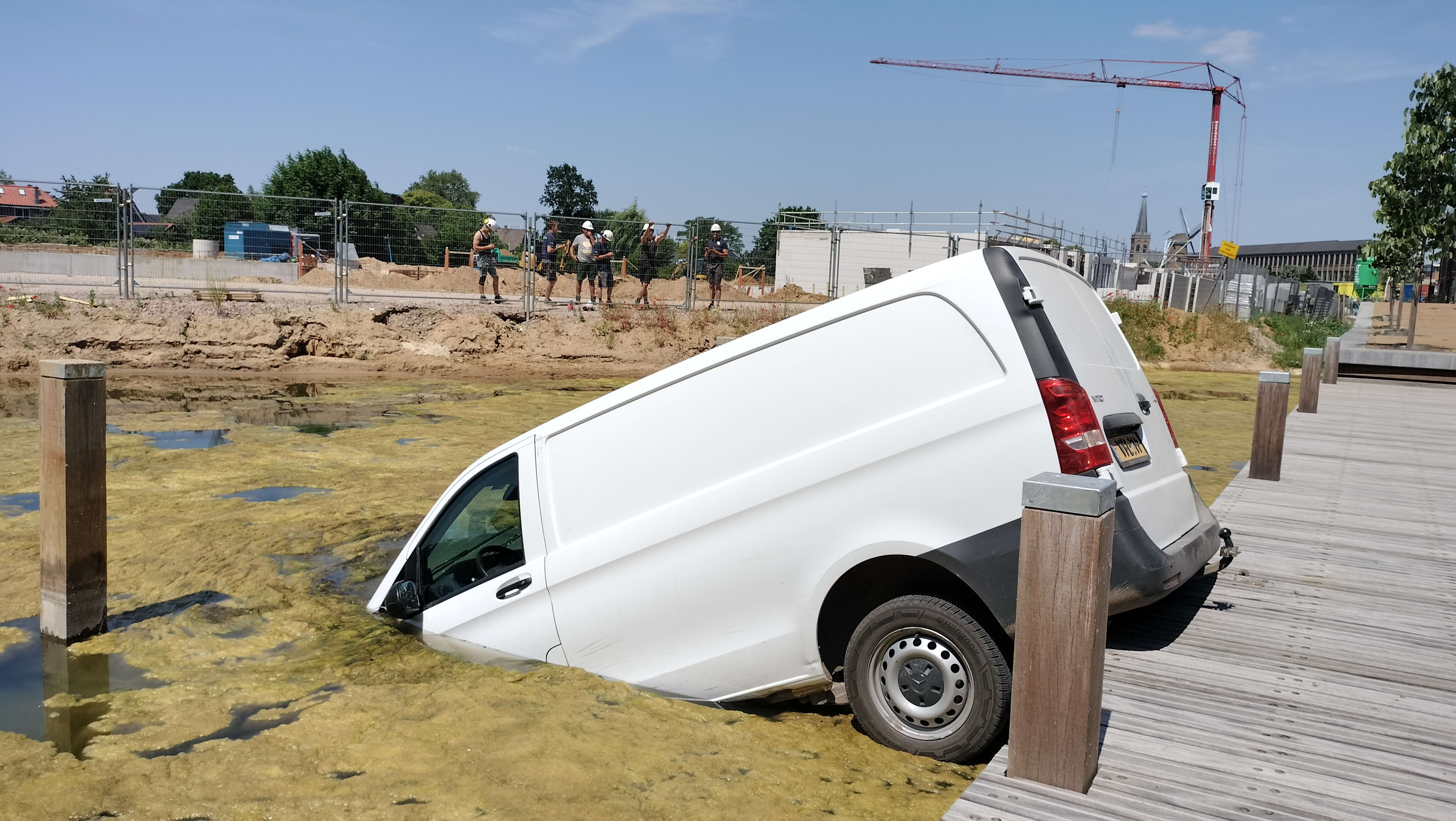 Pakketbezorger rijdt op zijn tweede werkdag met bus het water in