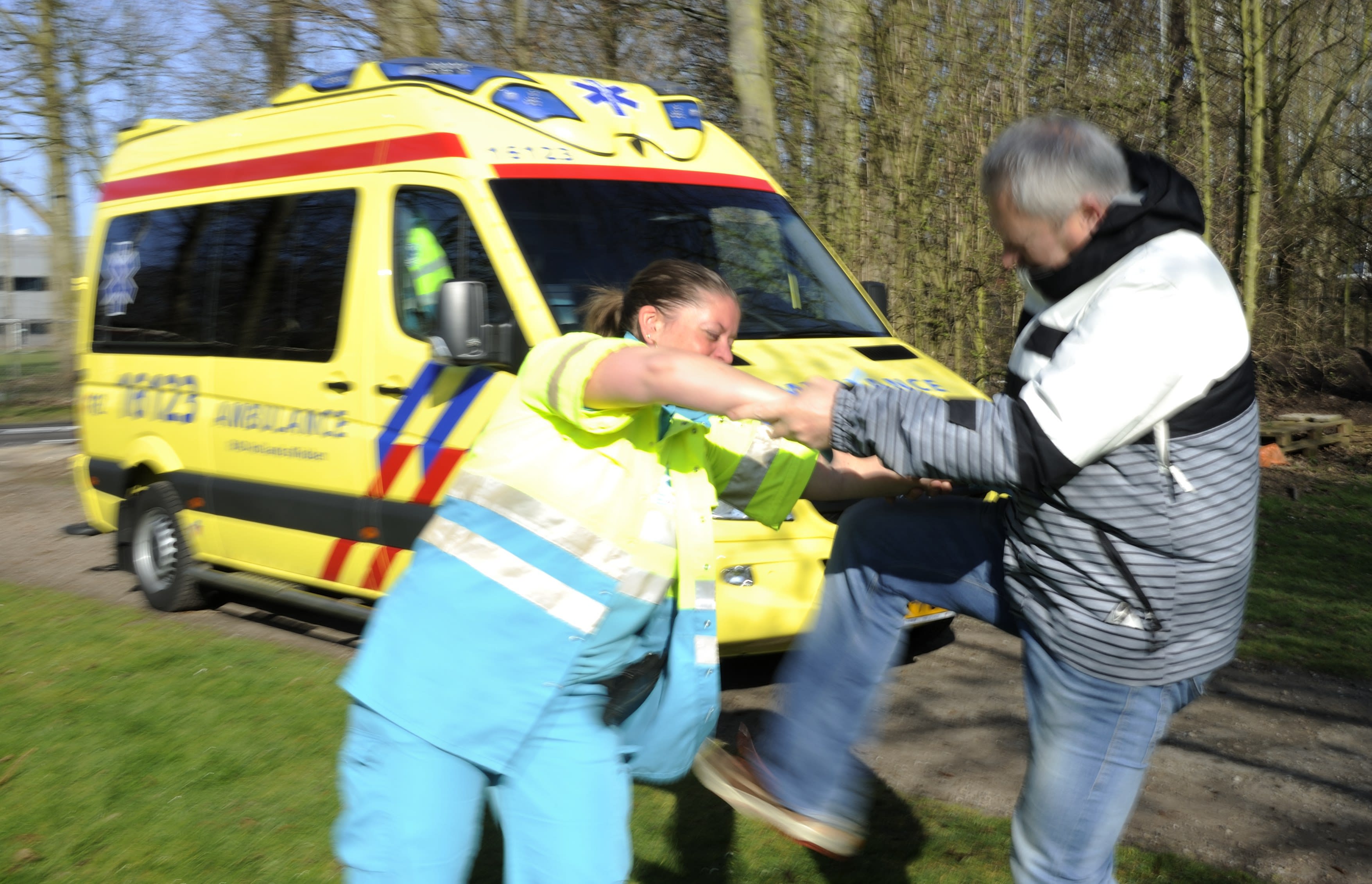 Gewonde man in Roosendaal mishandelt ambulancebroeder en spuugt agent in gezicht 