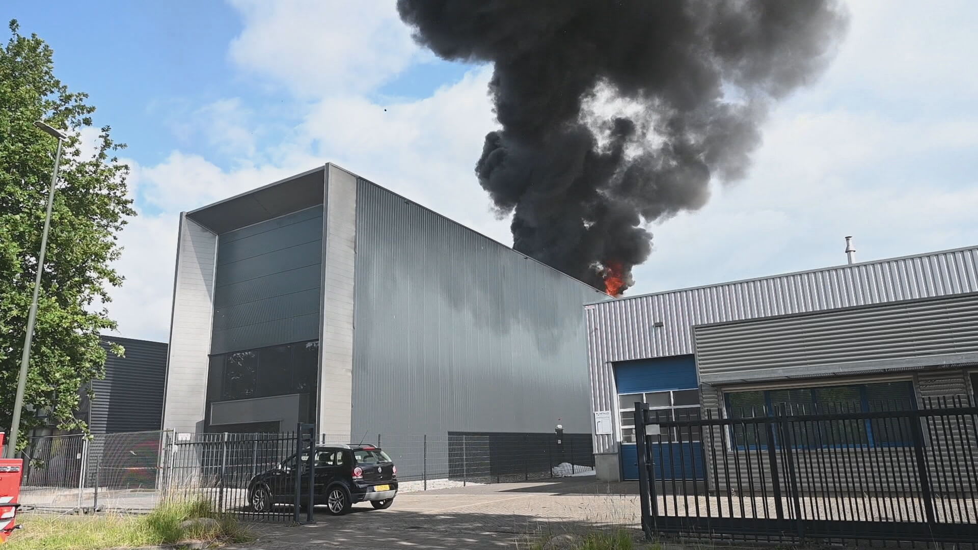 Aanmaakblokjesfabriek Fire Up in lichterlaaie: geen treinen door dikke rookwolk