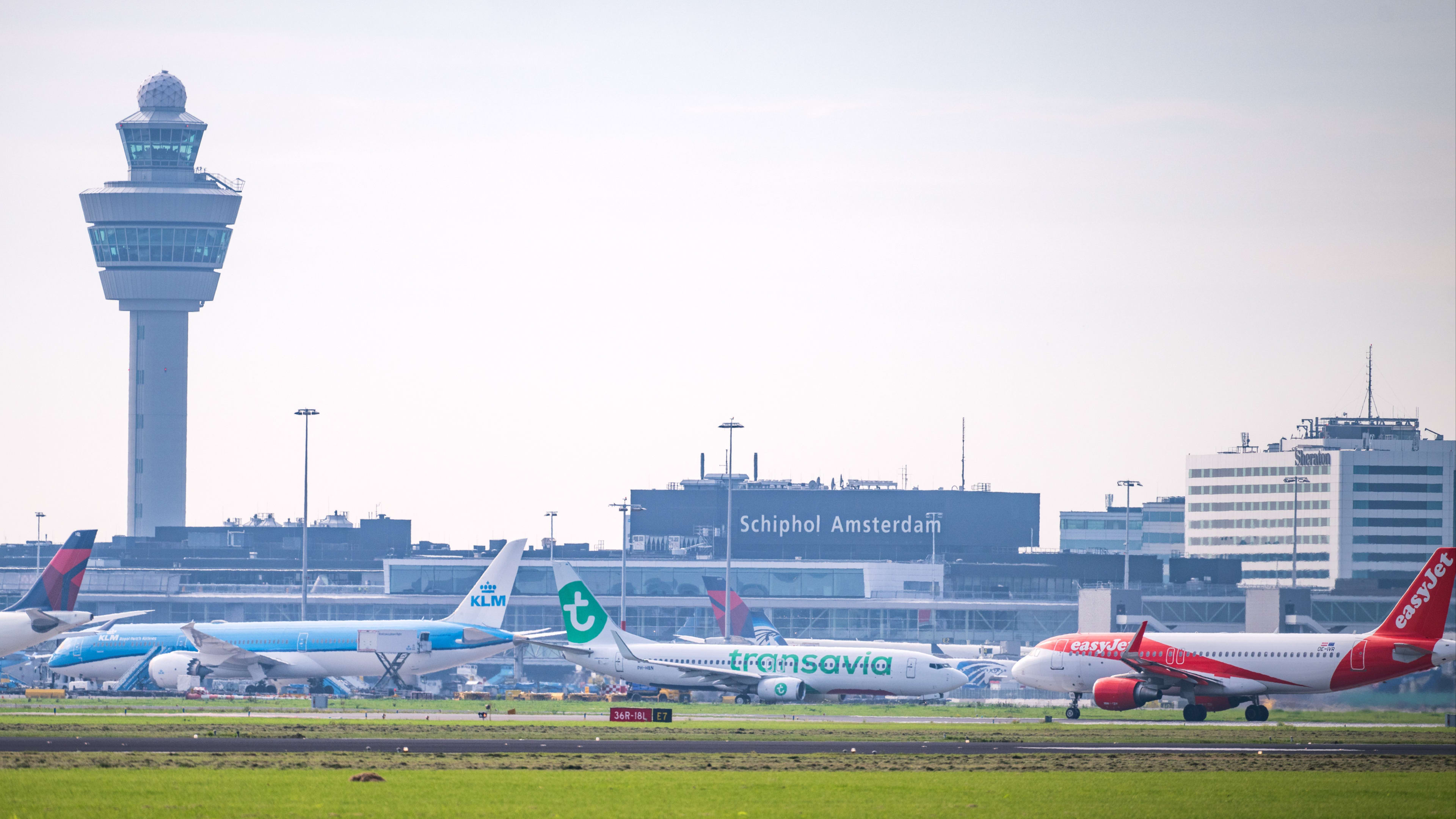 Zes Schiphol-medewerkers opgepakt voor cocaïnesmokkel