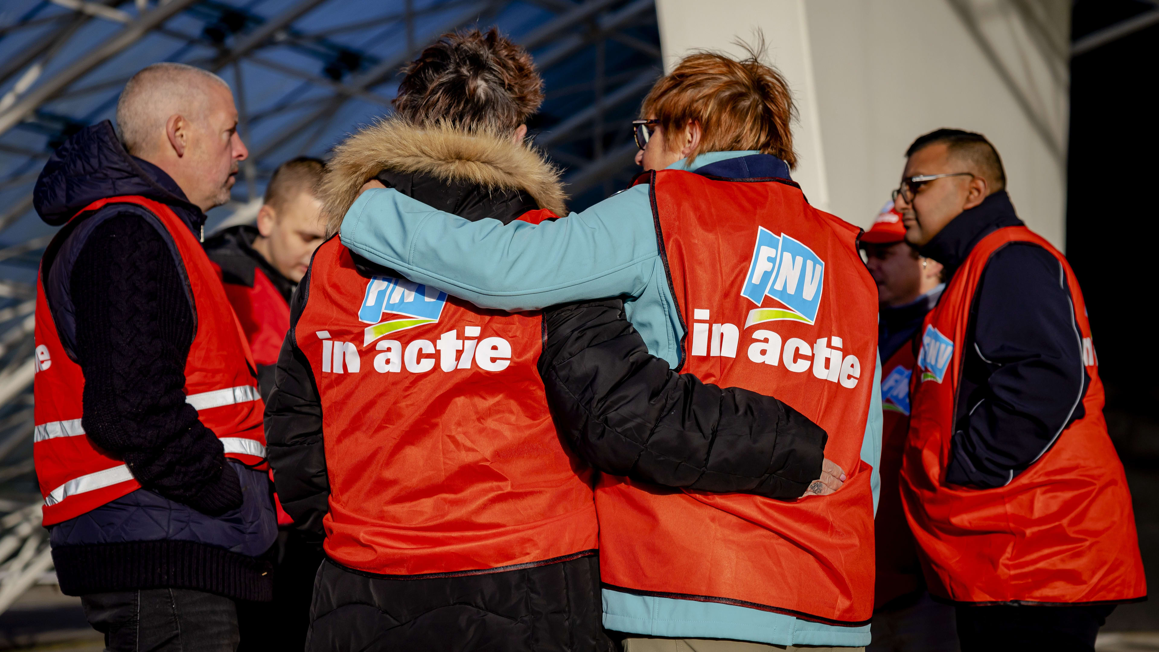 Nederland solidair met stakers: grote steun voor roep om betere cao's