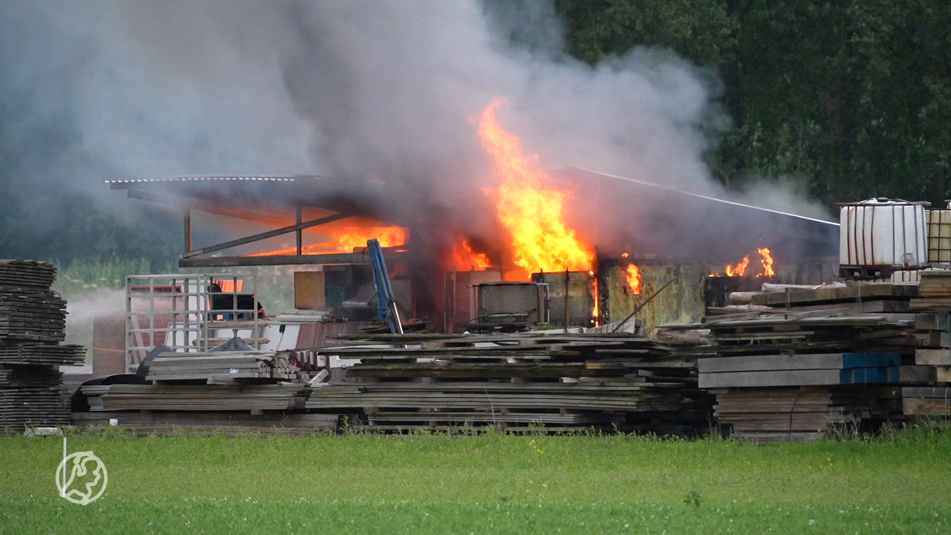 Uitslaande brand in Zuidland: schuur met accu’s in vlammen