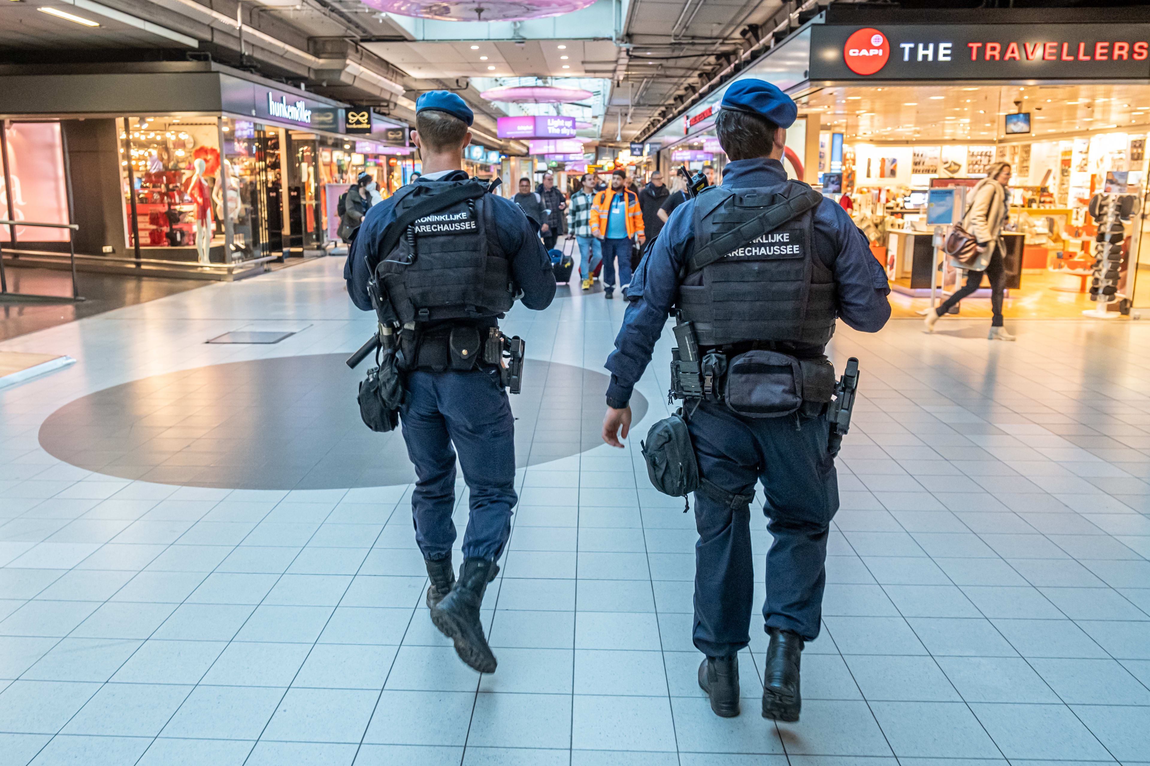 Marechaussee op Schiphol heeft handen vol aan overlastgevende reizigers