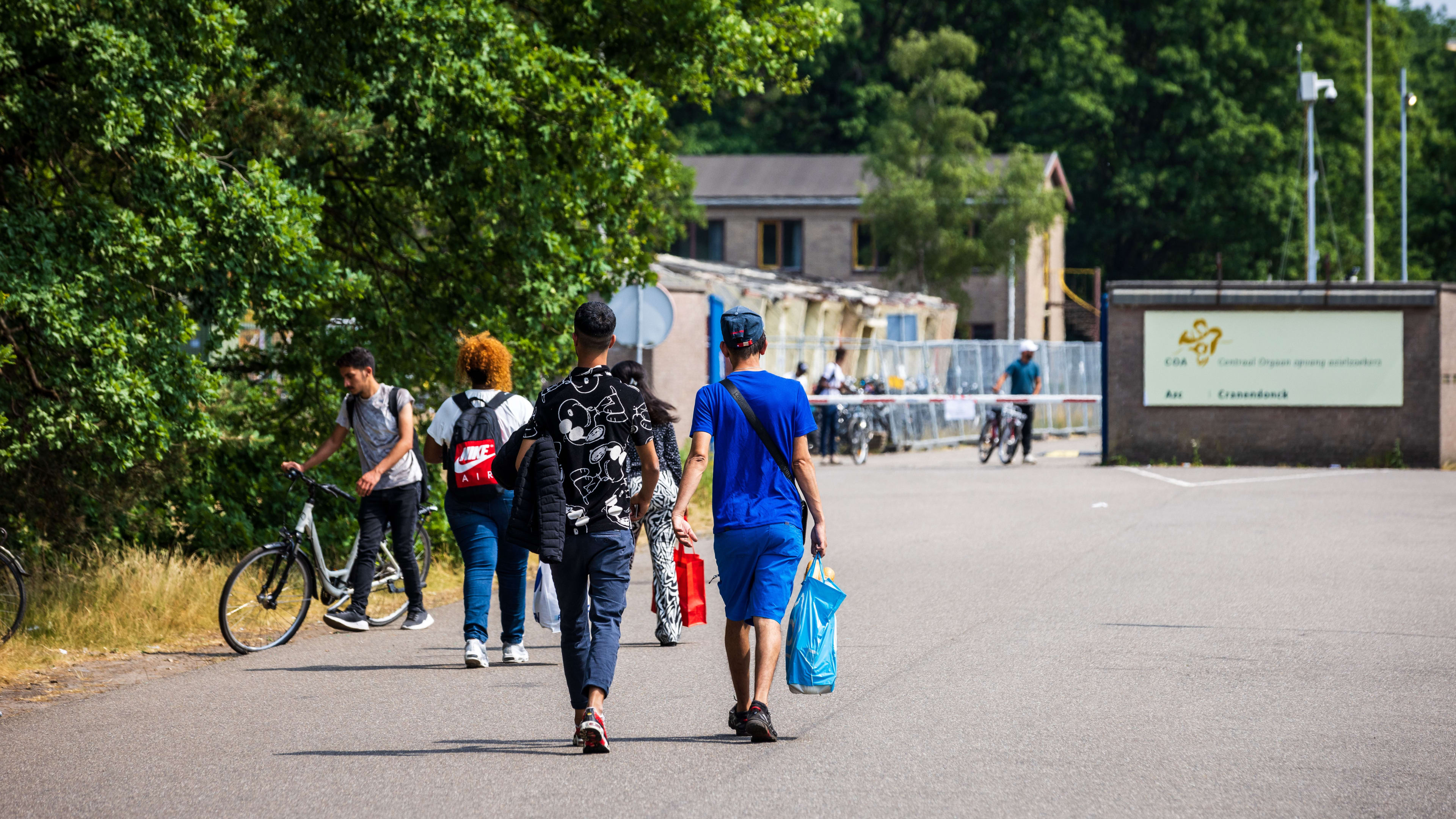 Volgende stap in aanpak: bankjes weg en camera's in Maarheeze om overlast asielzoekers