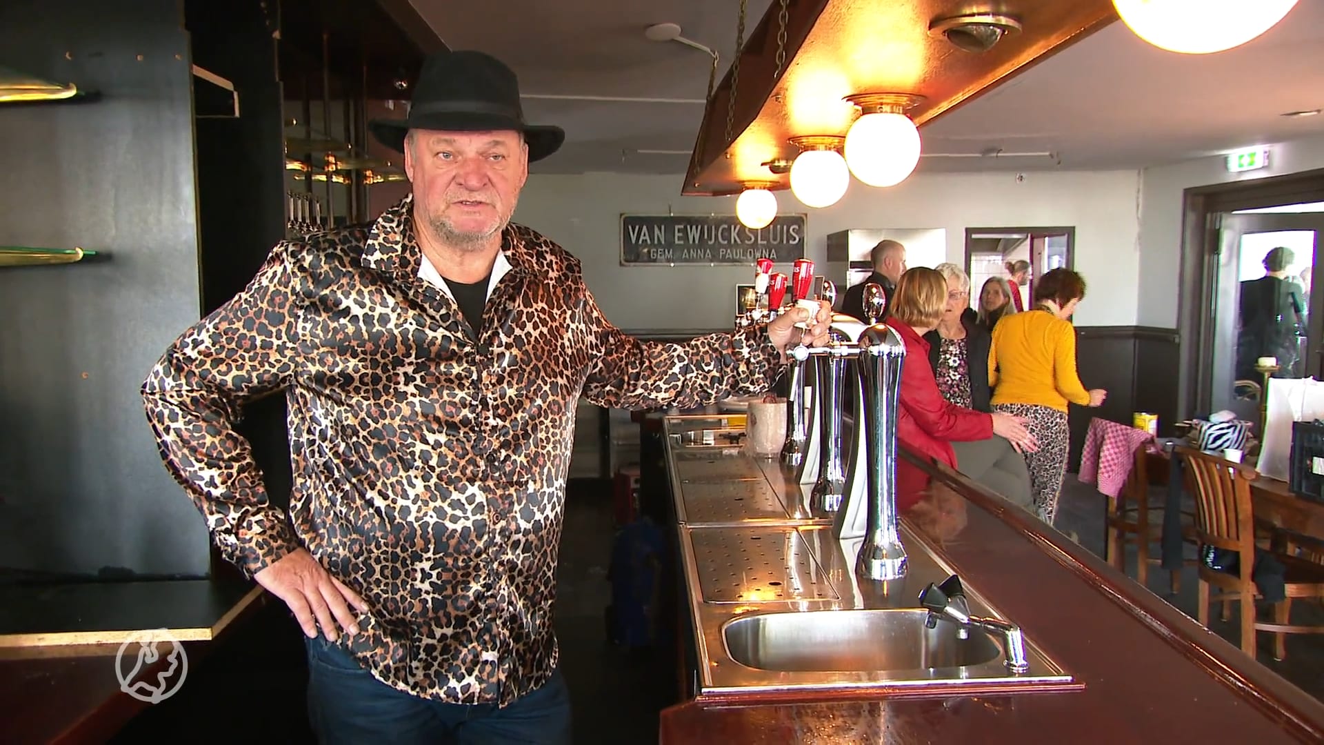 Bouwvakker Henk gooit roer om en wordt barman van eigen café