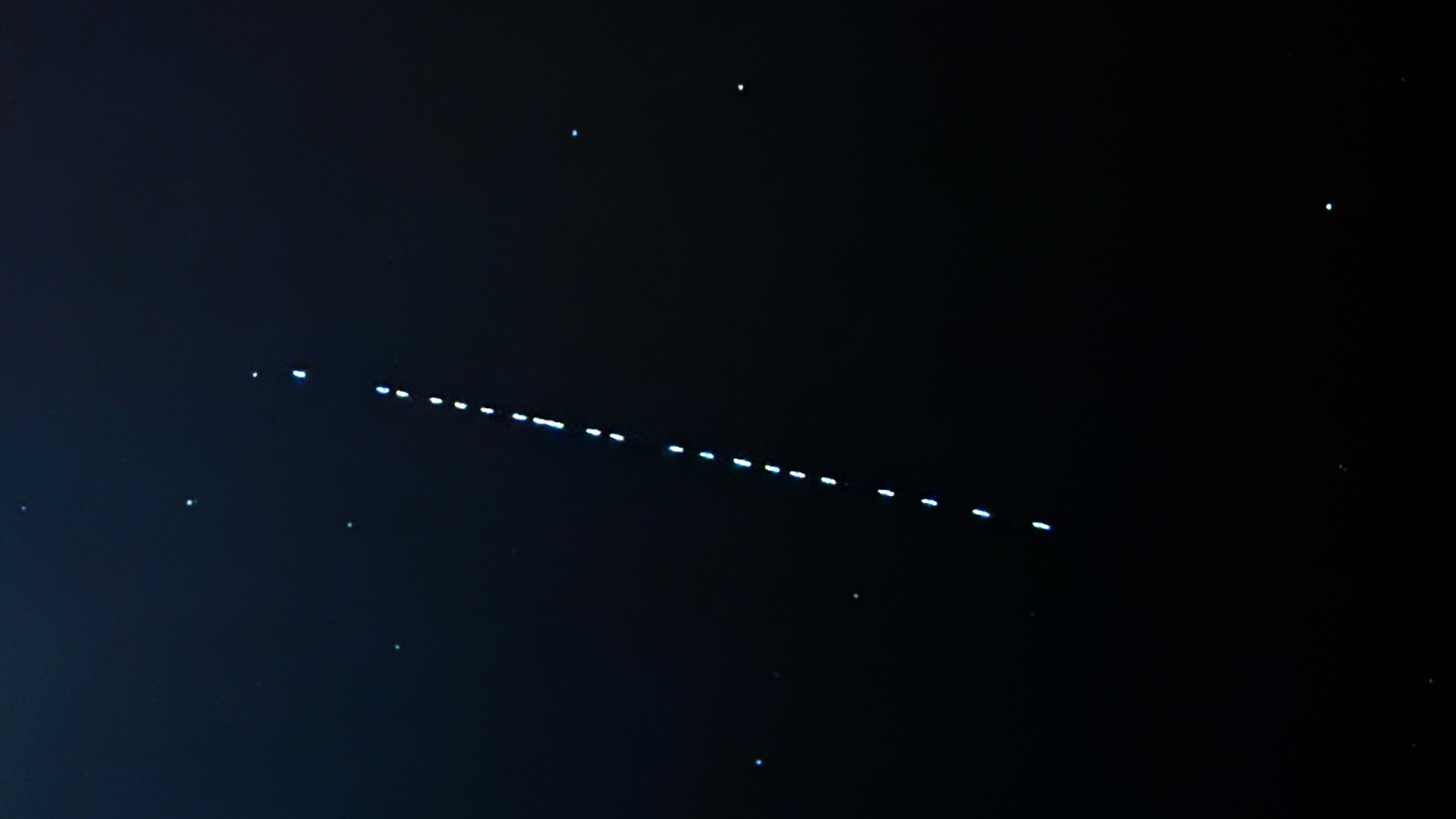 Wat is toch deze mysterieuze reeks lichten boven Nederland?