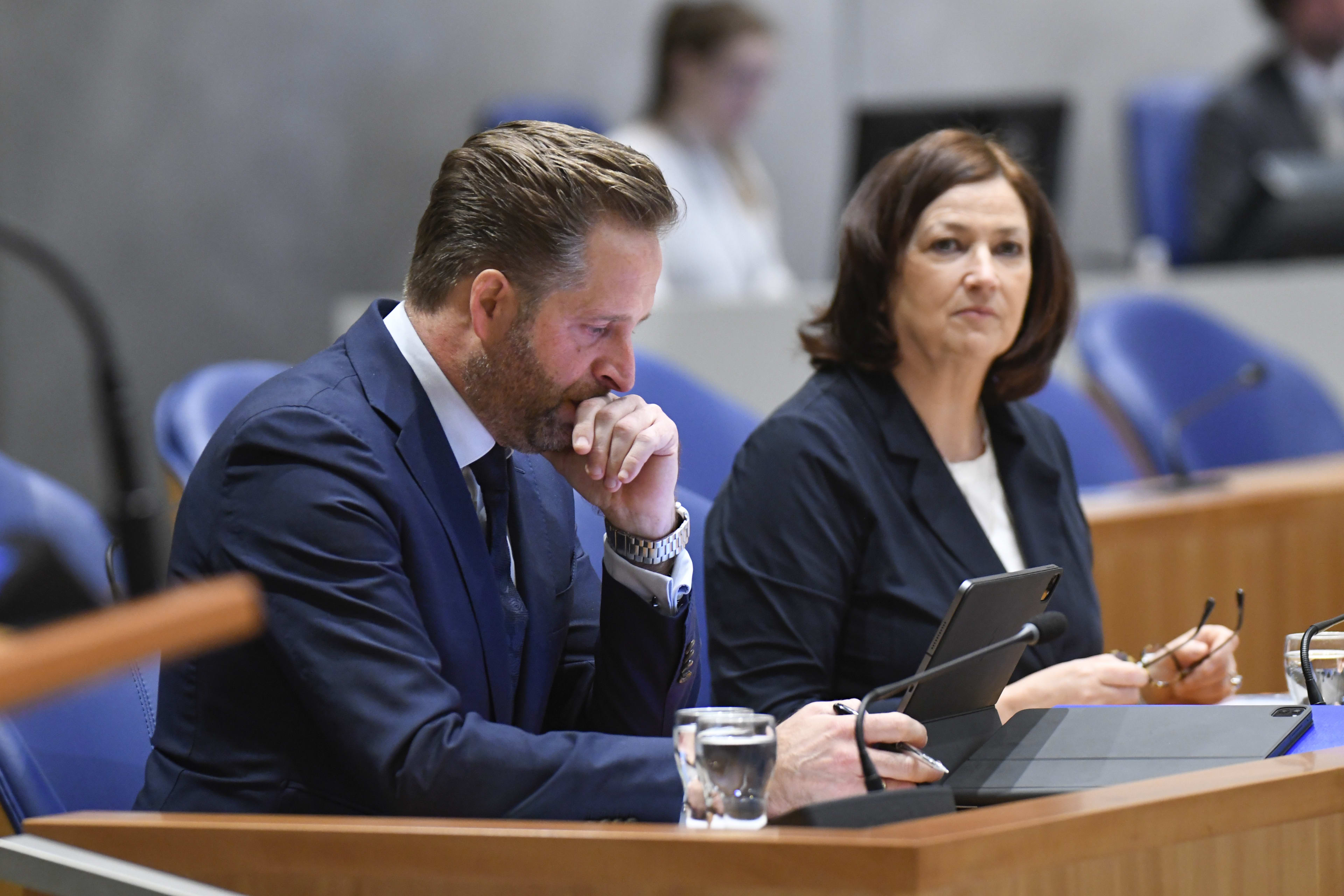 Oppositie zaagt aan stoelpoten De Jonge vanwege leugens over mondkapjesdeal