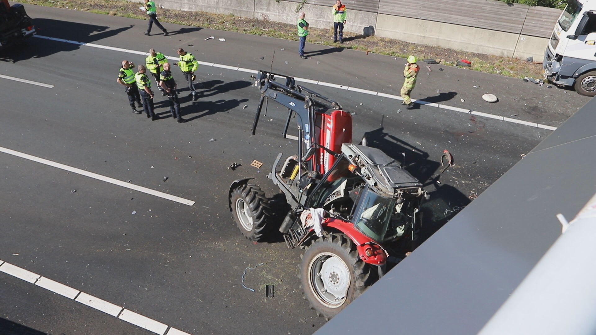 Meerdere gewonden door aanrijding tractor met vrachtwagen op A12