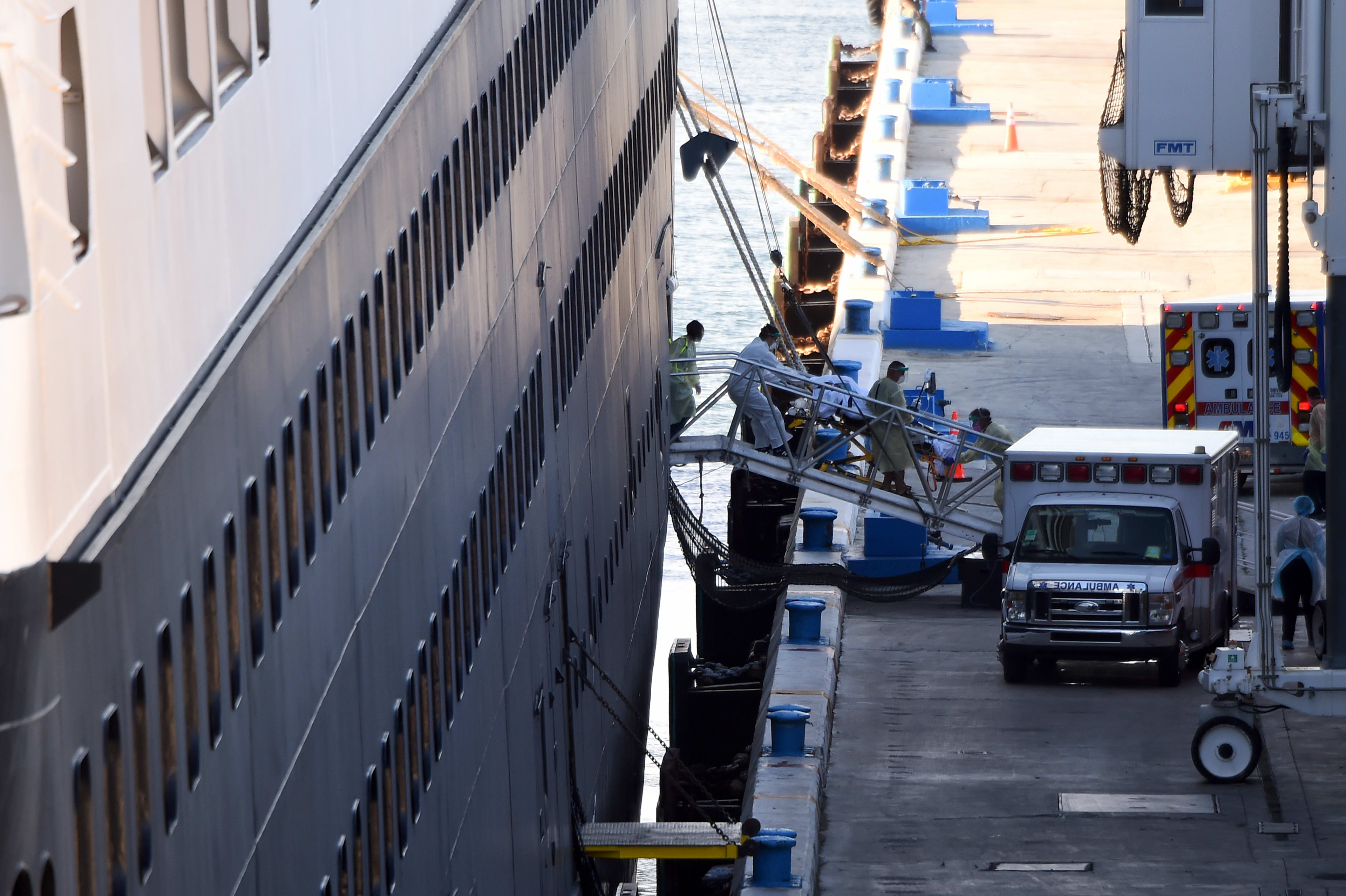 14 zieke passagiers MS Zaandam naar ziekenhuis, crew blijft voorlopig nog aan boord