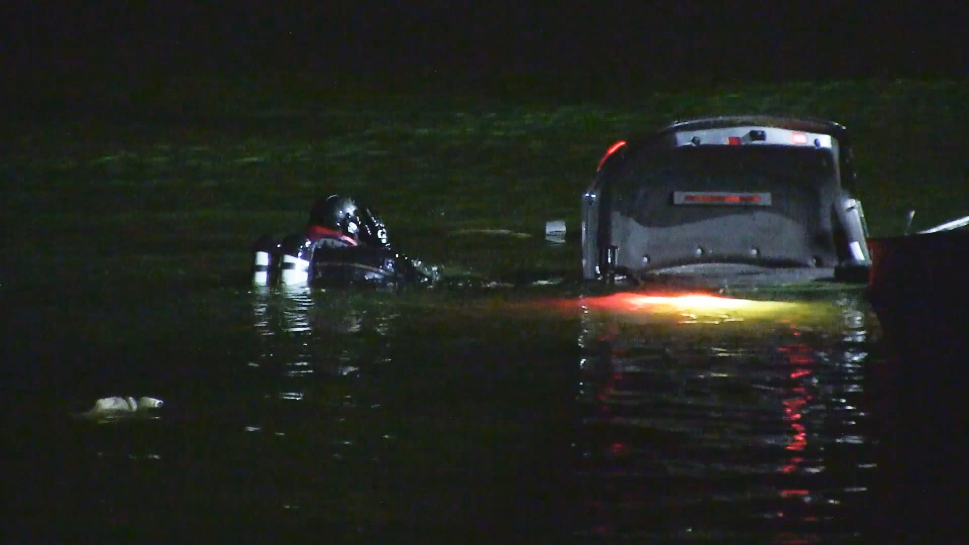 Drama na zware botsing: auto te water, een van de inzittenden nog niet gevonden