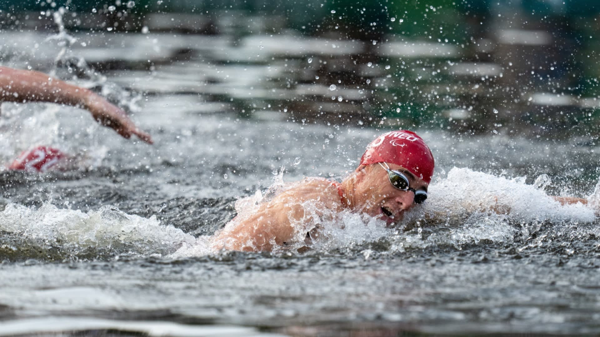 Paralympiër Jetze Plat prolongeert goud op de triatlon