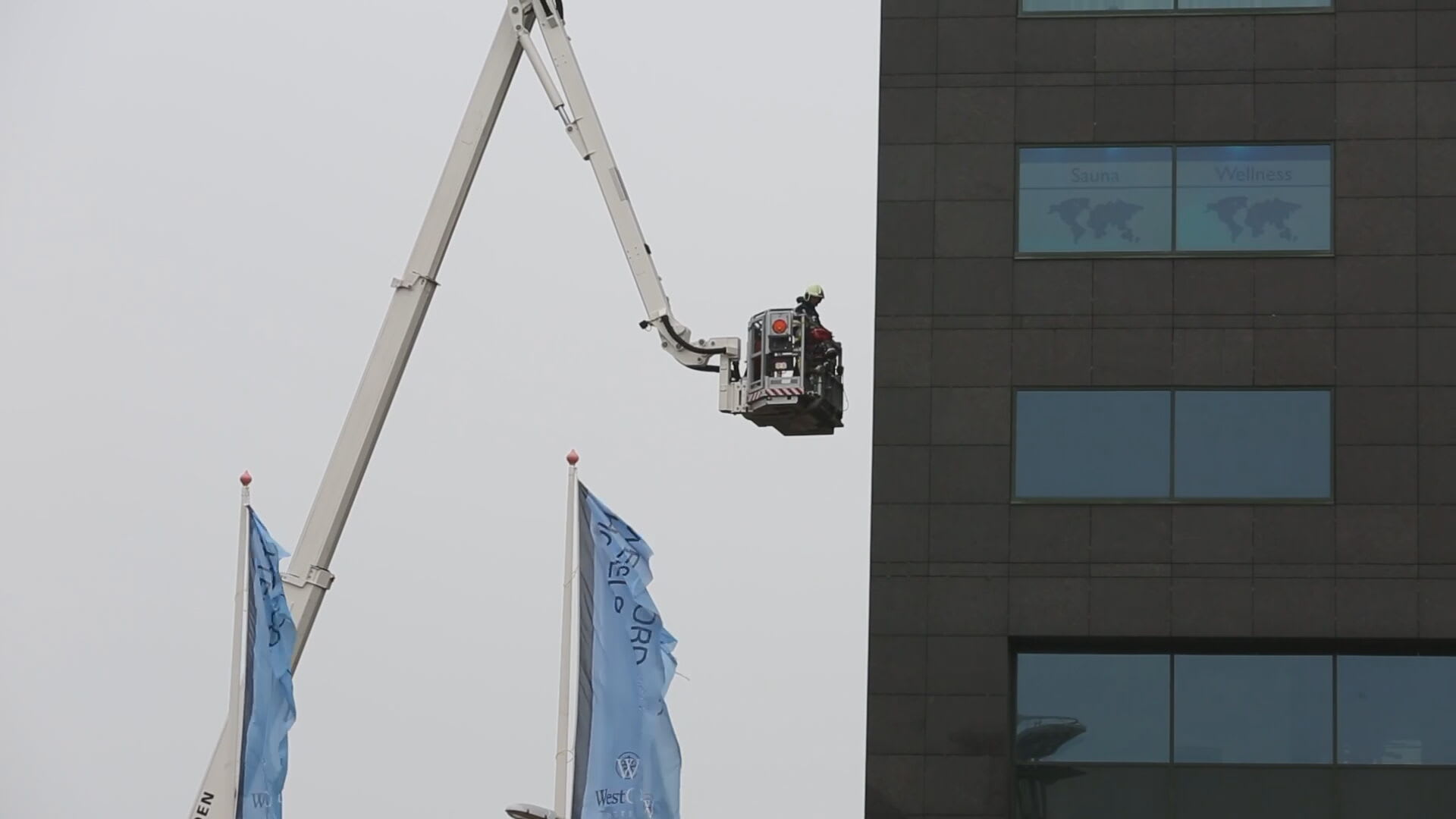 Brand in WTC Leeuwarden, hulpdiensten redden tientallen evacuees