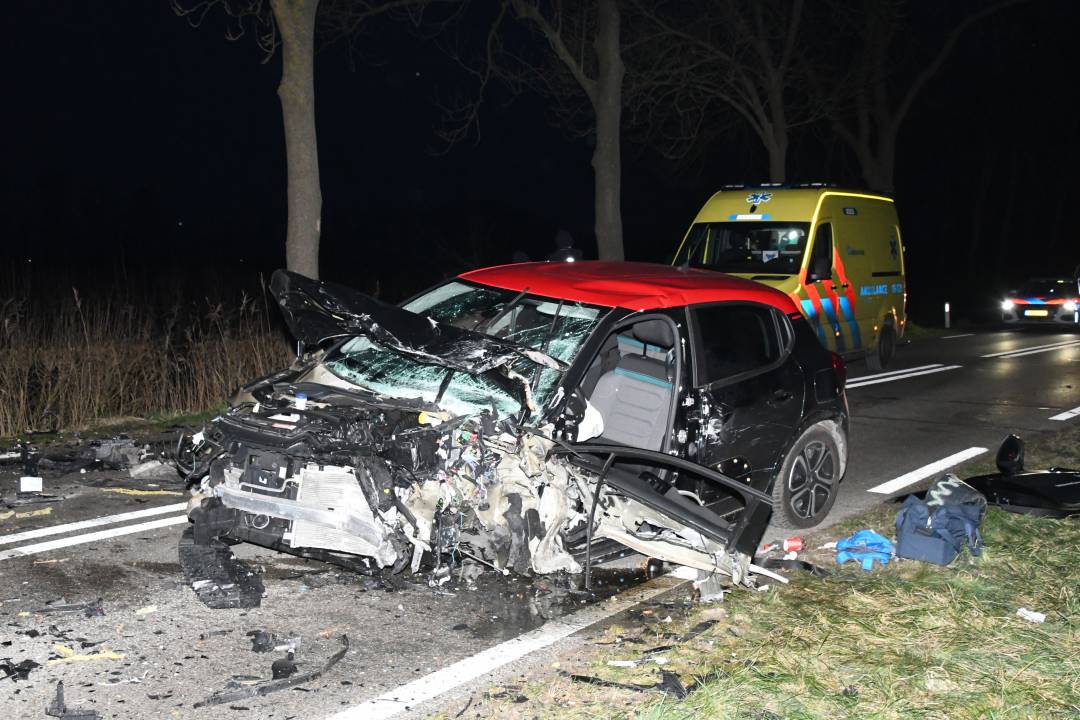 Ernstig ongeval met auto's en vrachtwagen in 's-Gravenpolder, twee mannen gewond