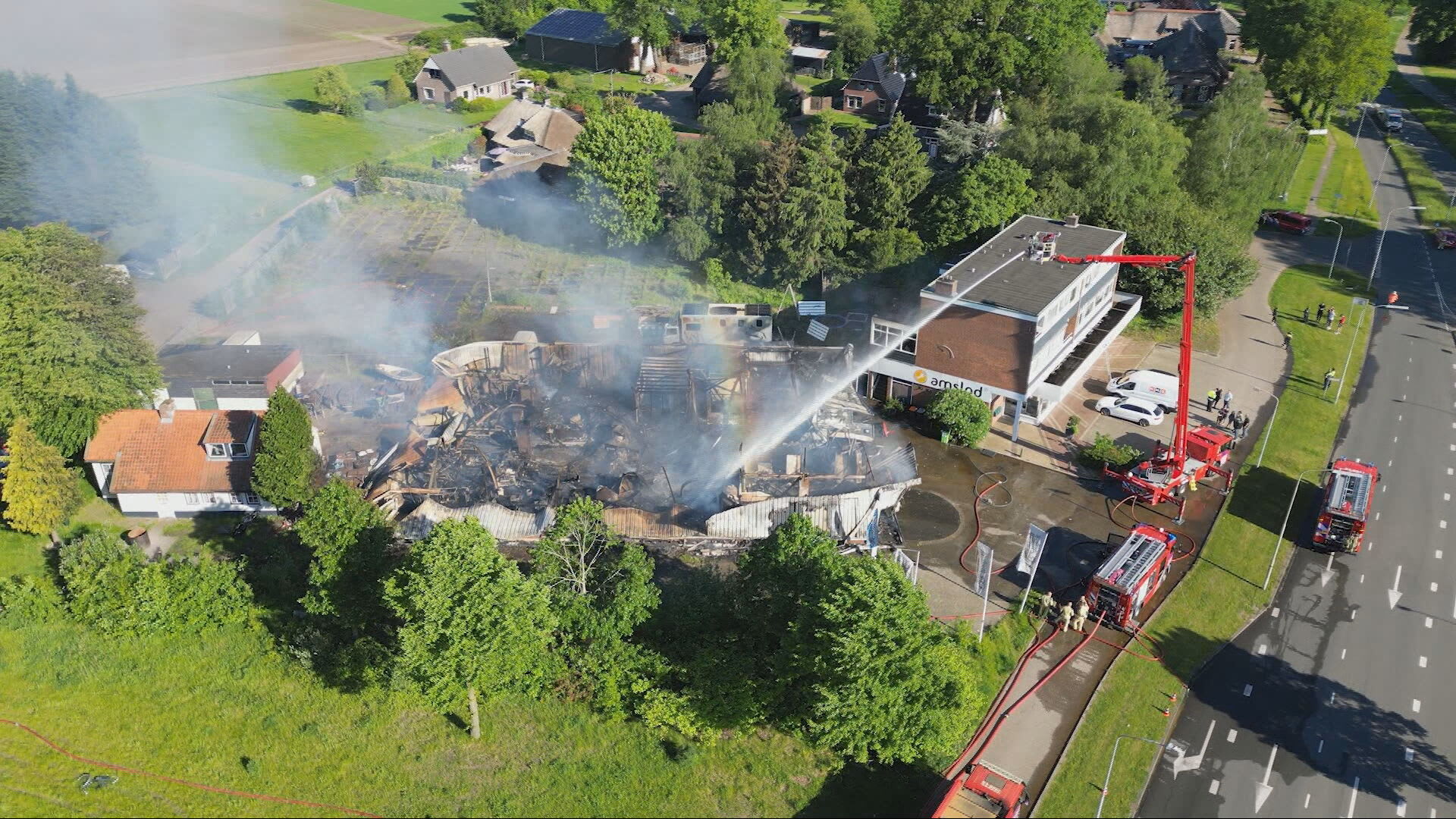 Pand in Emmen volledig verwoest door grote brand