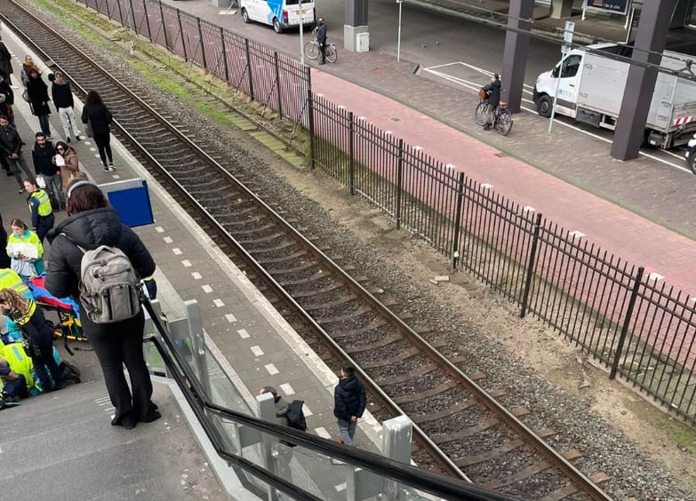 Oude man zwaargewond na val stationstrap, maar reiziger moet er langs: 'Mijn trein gaat zo!'