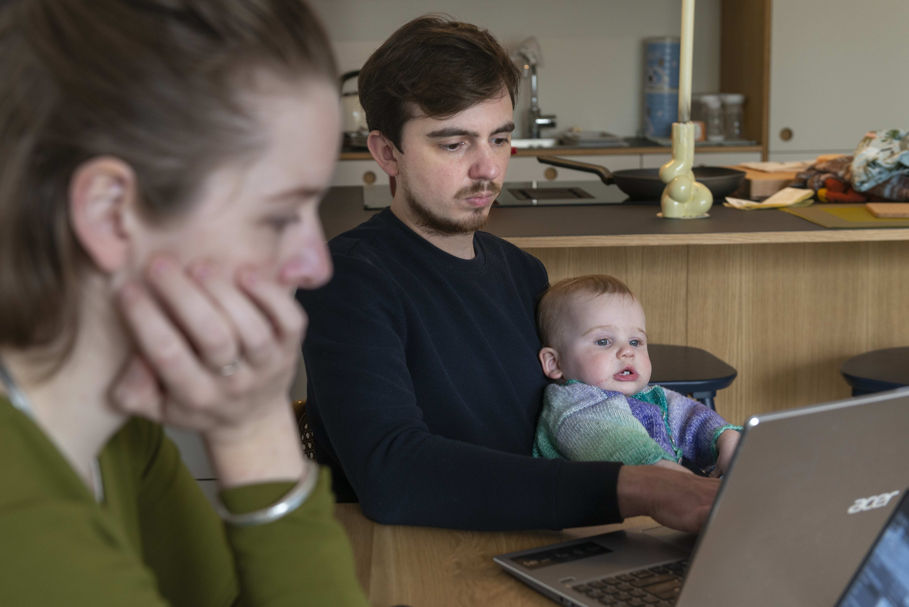 Moeders en vaders verdelen betaald werk en zorgtaken thuis nog lang niet gelijk