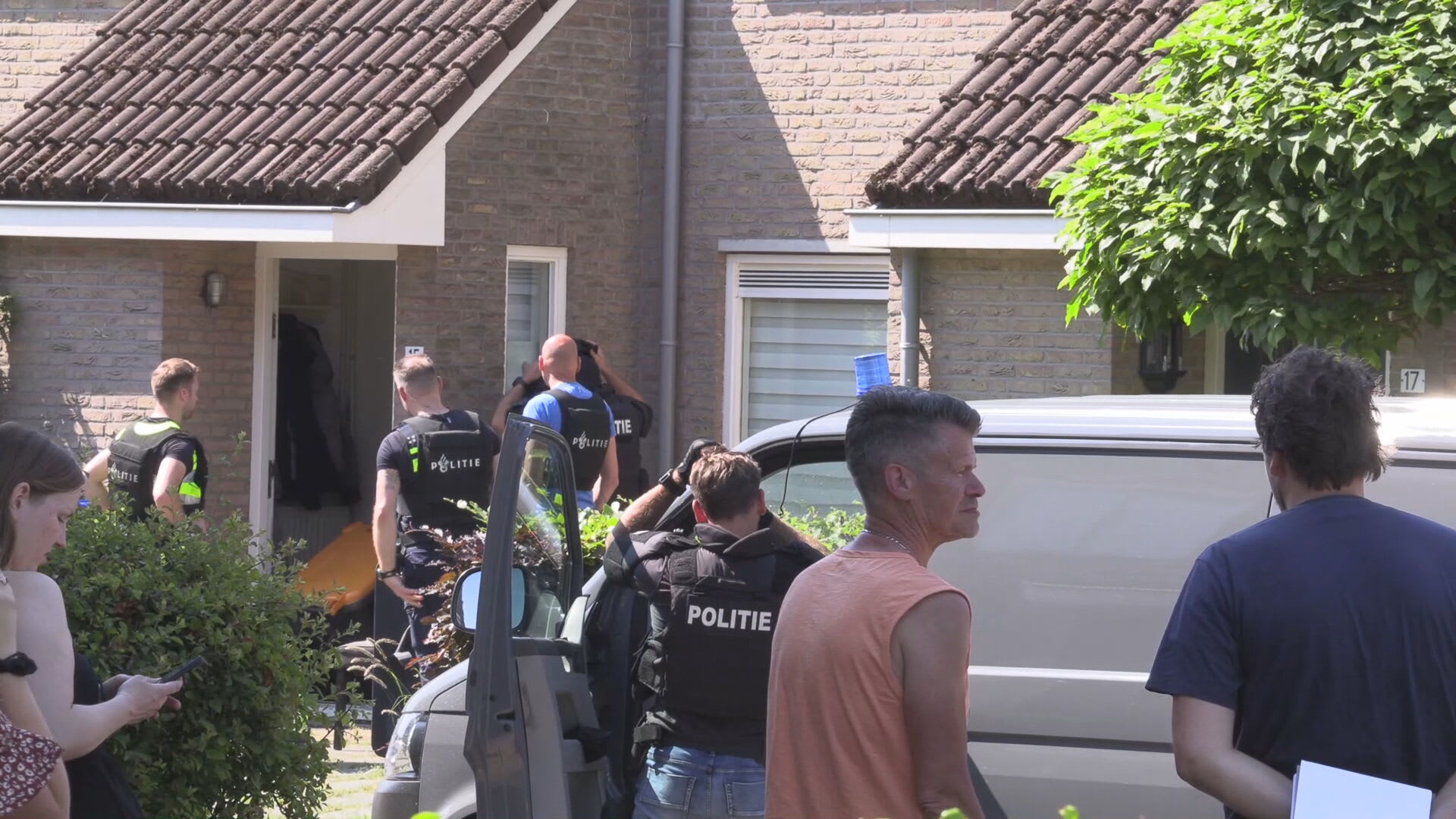 Persoon met mogelijke vuurwapens verschanst zich al uren in woning Lichtenvoorde, huizen ontruimd