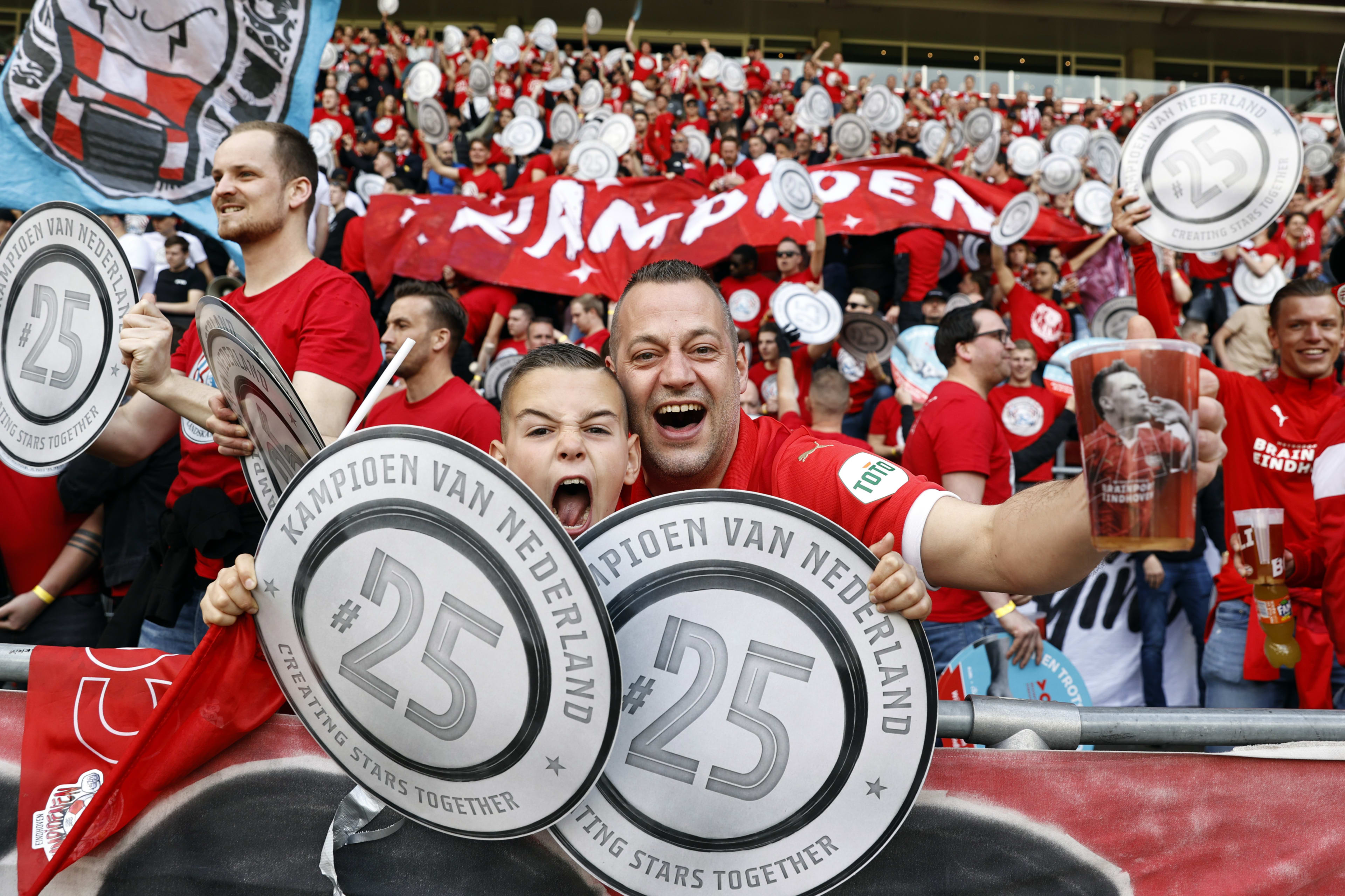 Feest barst los in Eindhoven na zege PSV op Sparta: 'We gaan nu feesten tot in de late uren'  