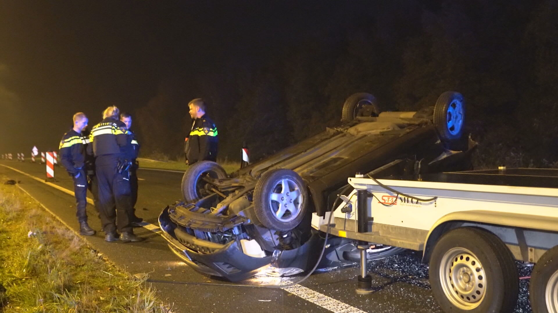 Automobiliste over de kop en klapt op pijlwagen bij Drentse Erm