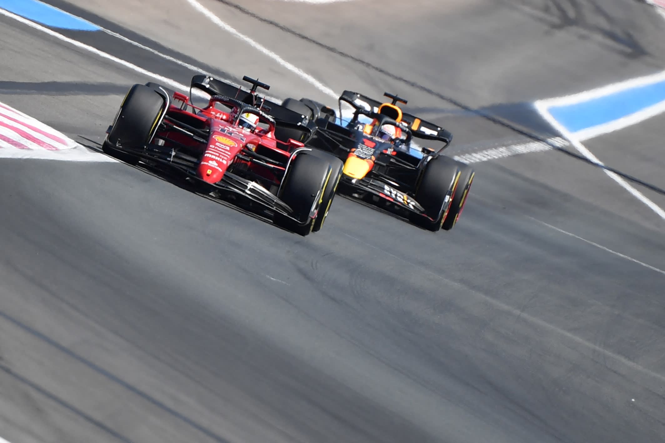 Plottwist tijdens GP van Frankrijk: Leclerc crasht als leider van race