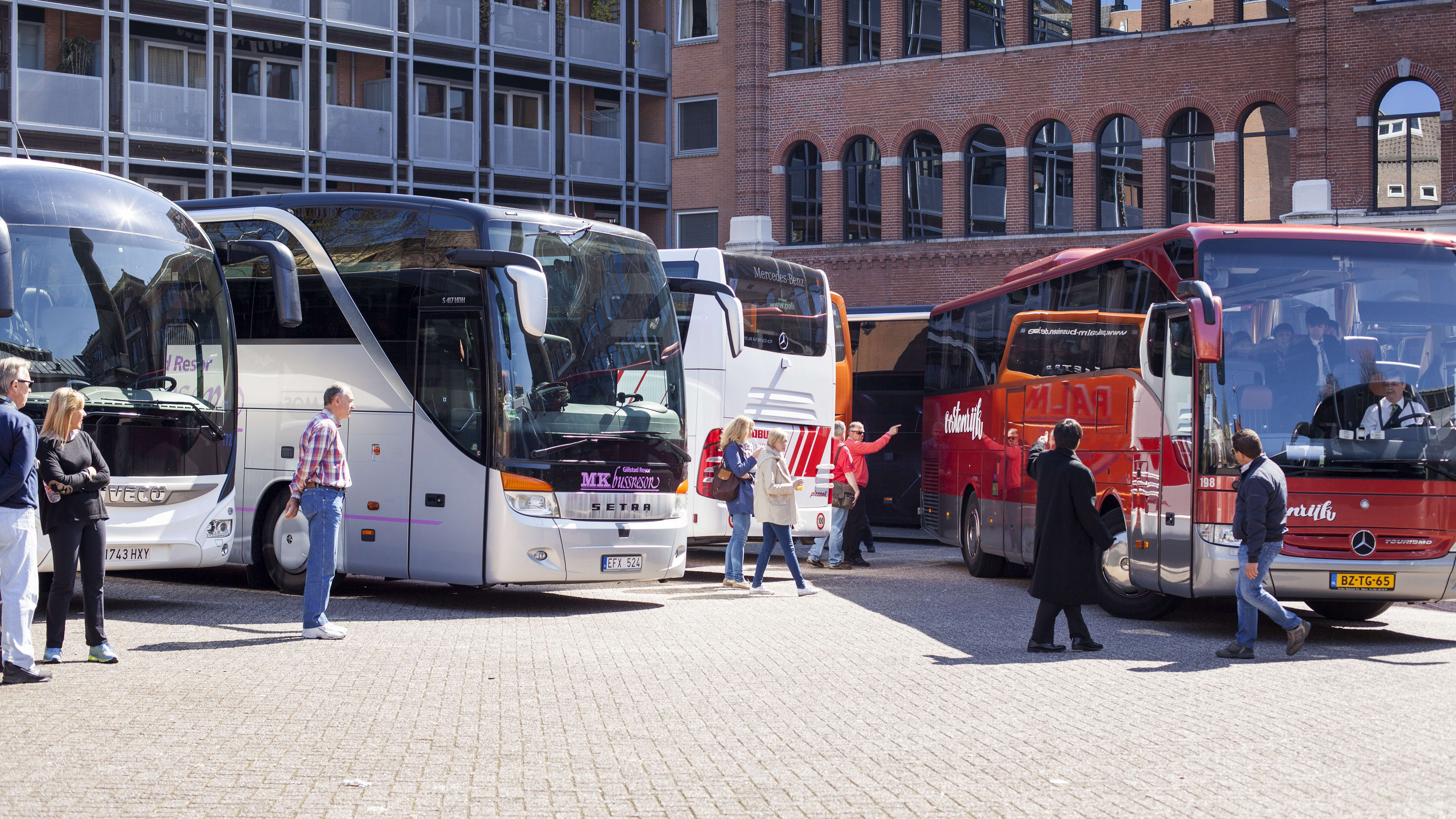 Toeristen vanaf komend jaar niet meer welkom in hartje Amsterdam in zware bussen