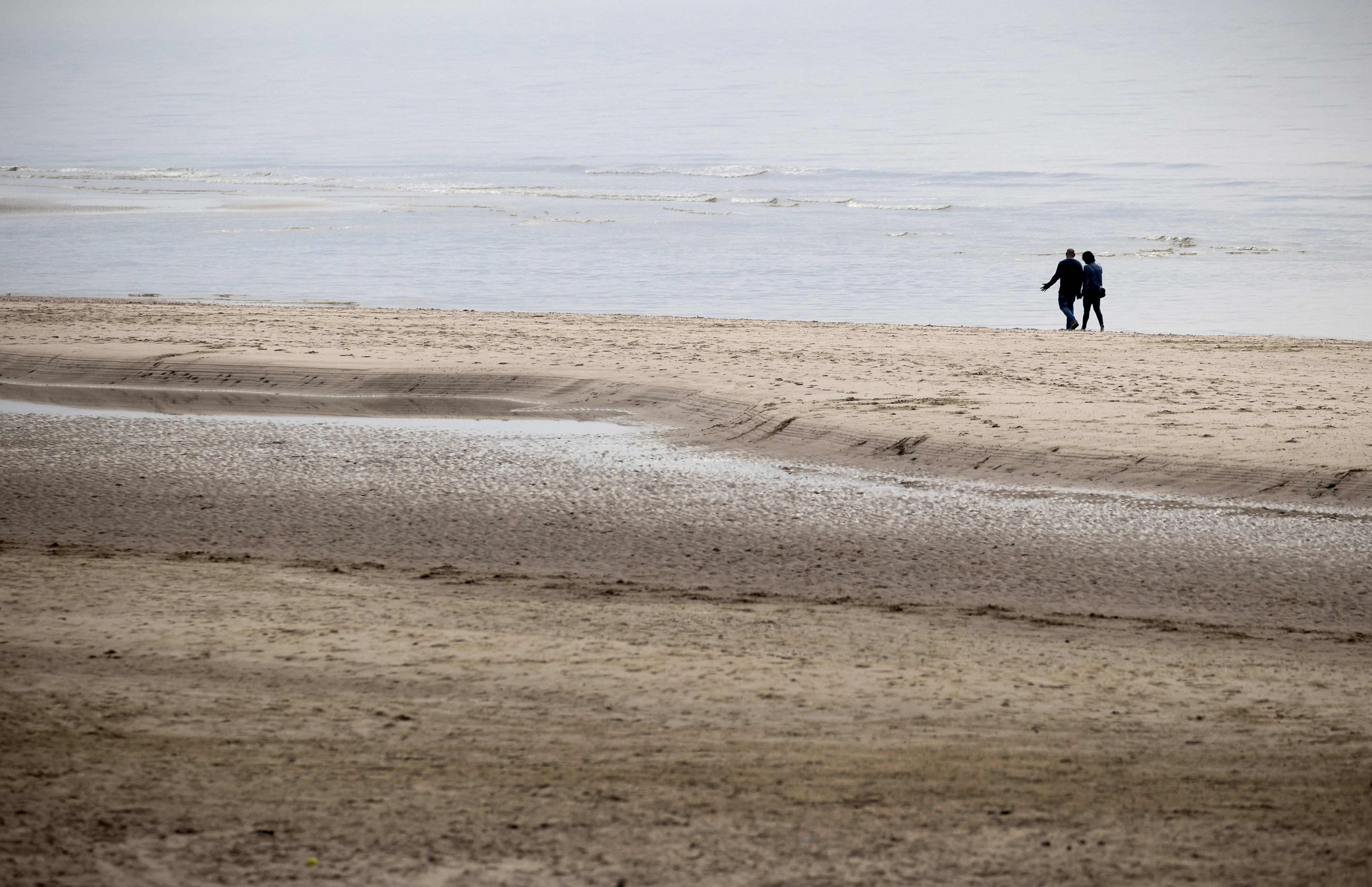 Tientallen sloffen sigaretten spoelen aan langs kust Noord-Holland